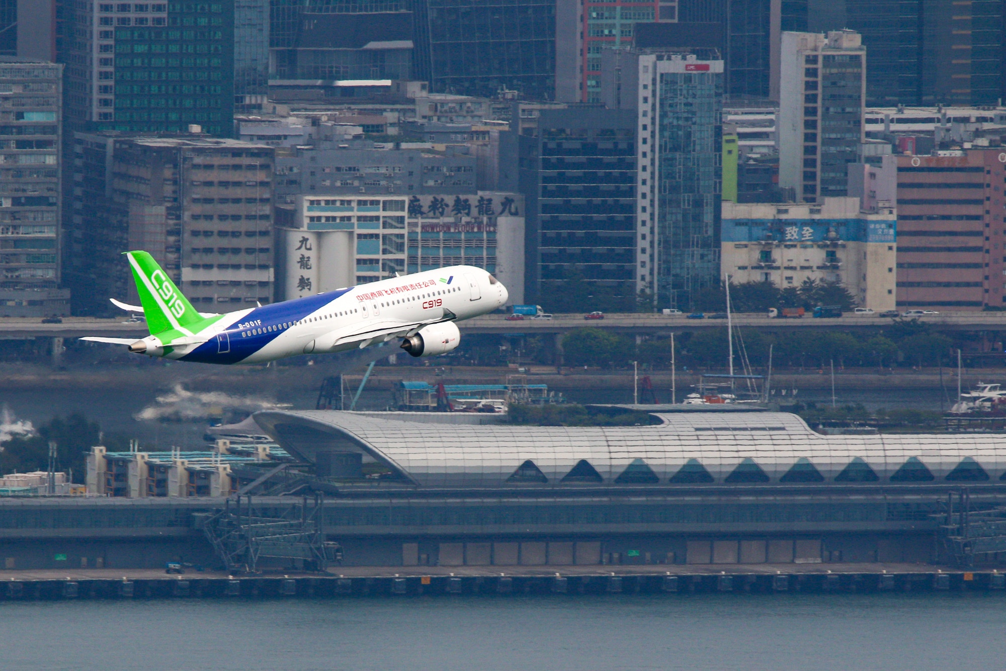 運輸及物流局和機場管理局「C919飛機香港飛行演示」攝影比賽季軍作品（李晉熙攝)。(政府新聞處圖片)