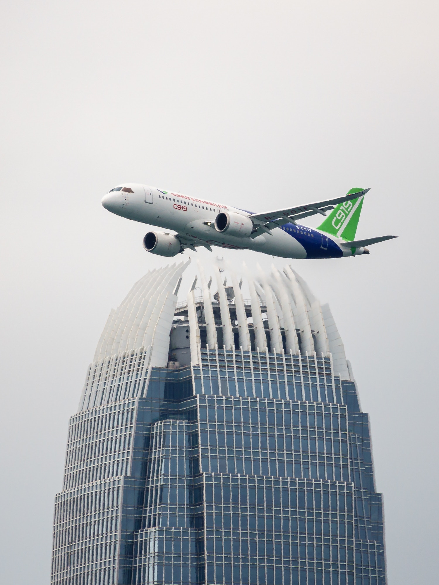 運輸及物流局和機場管理局「C919飛機香港飛行演示」攝影比賽亞軍作品（李晉熙攝)。(政府新聞處圖片)