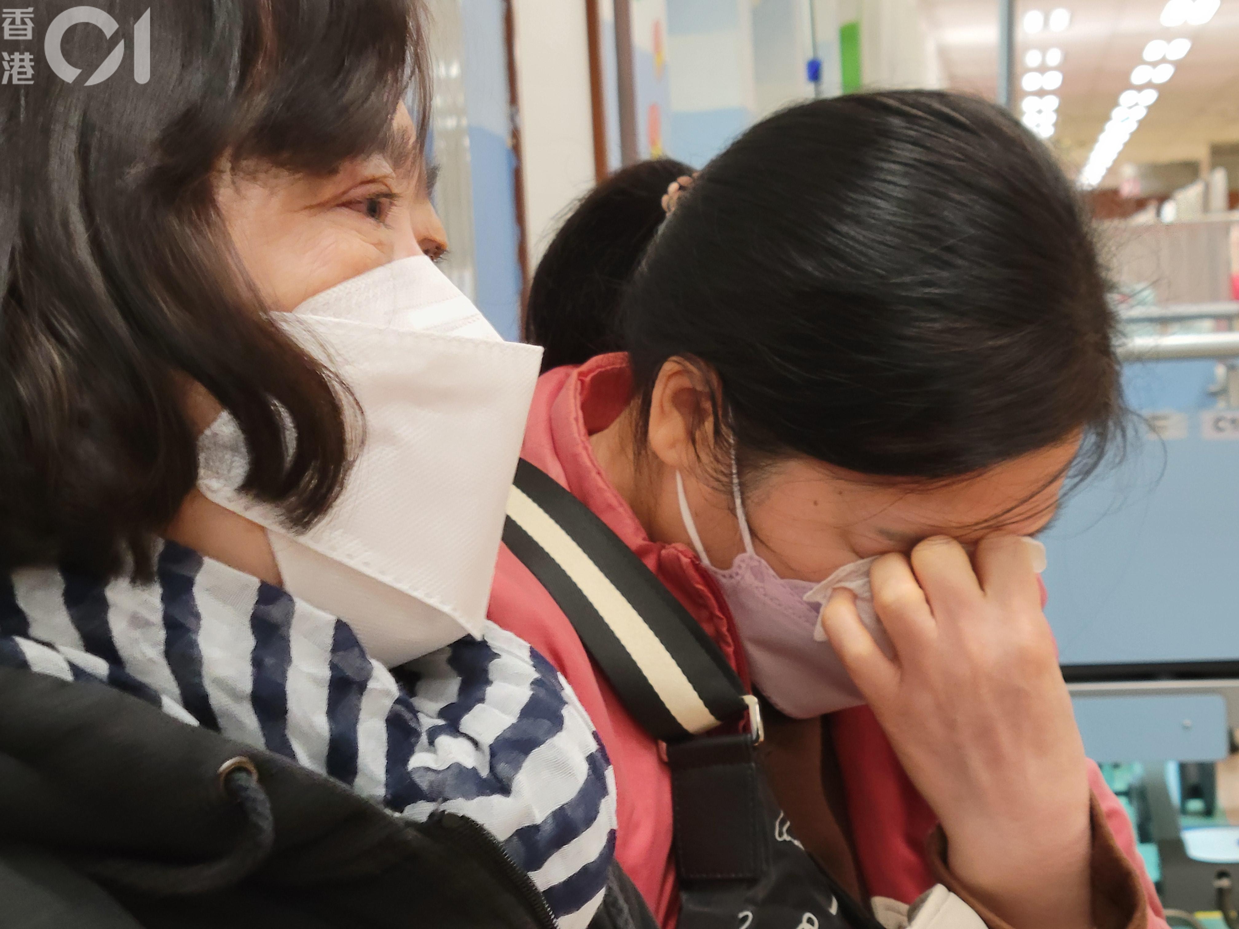 女嬰堂姑媽（左）表示女嬰完成緊急開腦手術，情況仍然危殆。（蔡正邦攝）