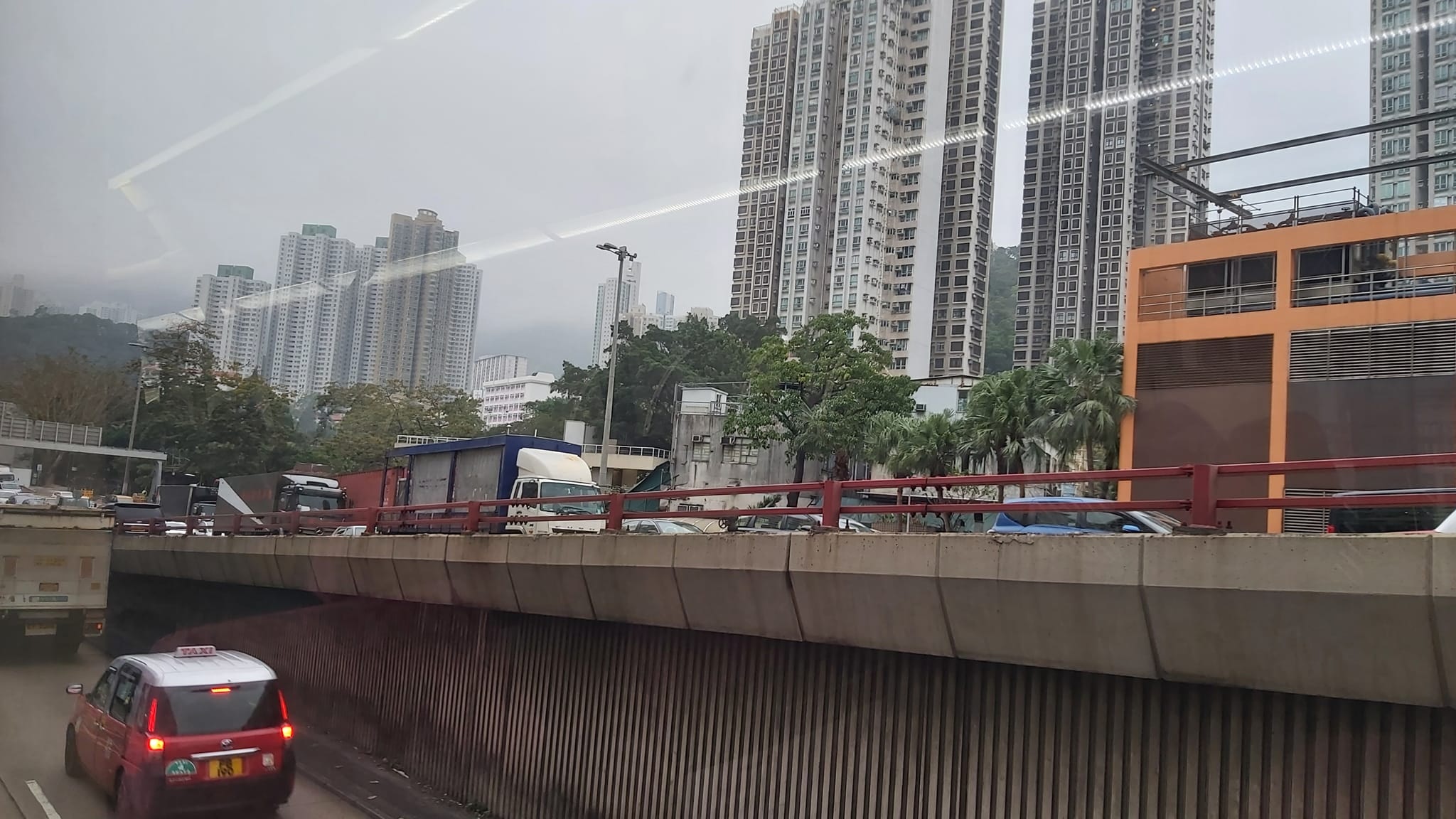 九龍灣偉業街天橋支路封閉，交通擠塞。（網上圖片）