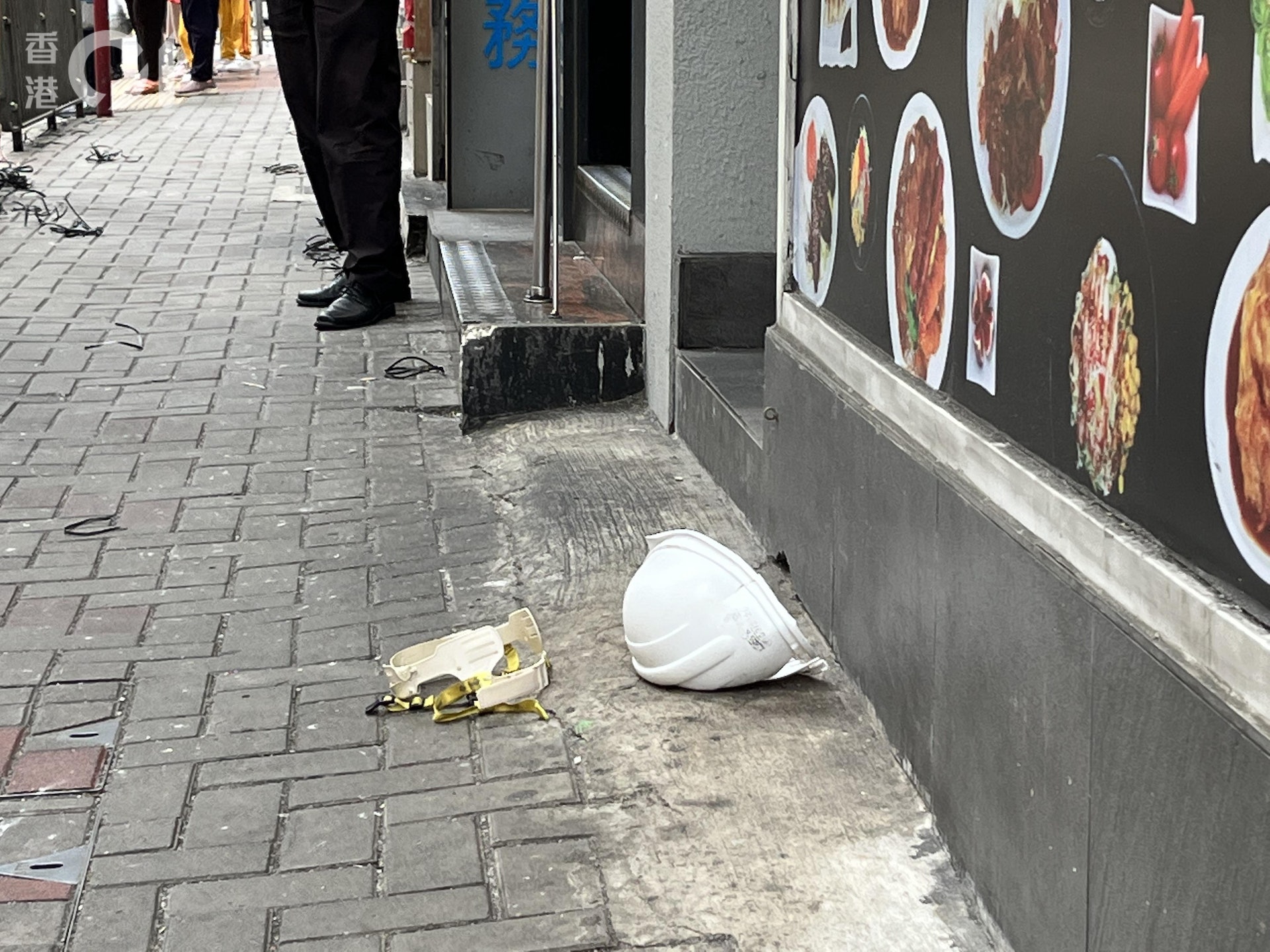現場留下安全帽及安全帶。(吳詠瑩攝) 現場留下安全帽及安全帶。(吳詠瑩攝)