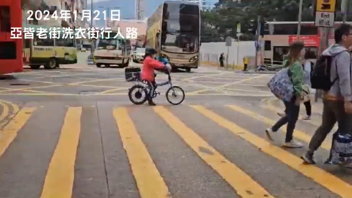 有外賣送遞員使用電動單車在馬路行駛。（工聯會影片截圖）