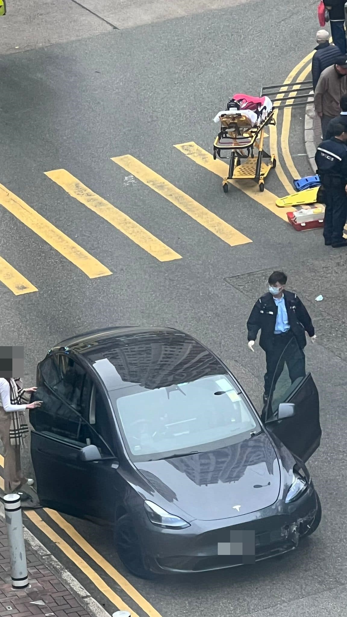 女被告姚雨恩案發時駕駛Tesla路經觀塘時發生意外（Pan Lo / 馬路的事 (即時交通資訊台) 圖片）