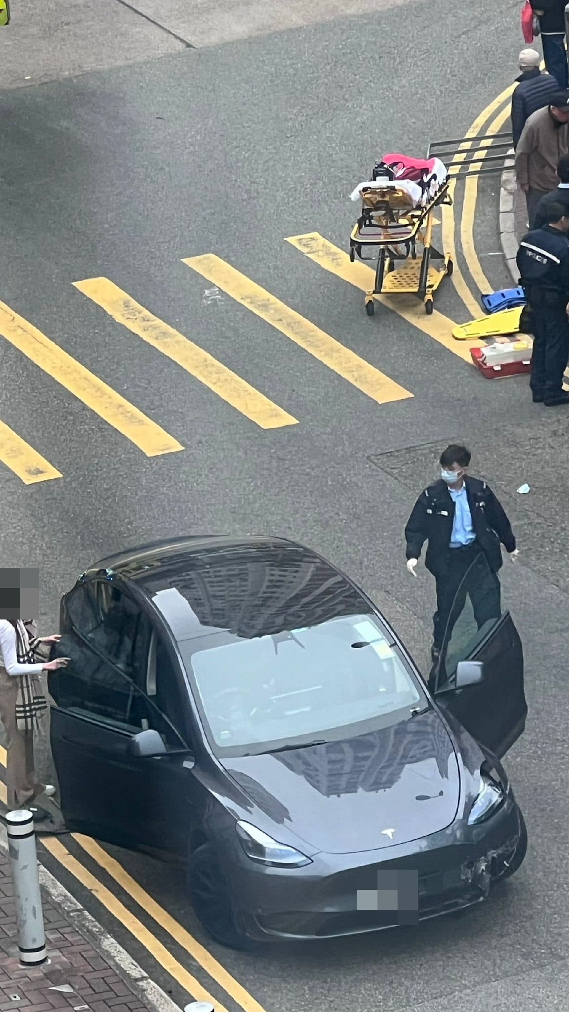 女被告姚雨恩案發時駕駛Tesla路經觀塘時發生意外(Pan Lo / 馬路的事 (即時交通資訊台) 圖片)