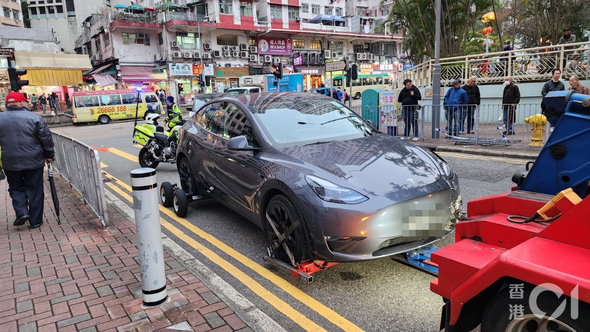 涉事Tesla被拖走調查。