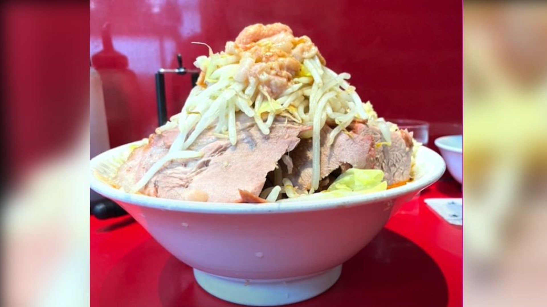 他最後發文指出,希望大家以自己的經歷為戒,不要責怪店家,「這次有錯的是打亂批次的我,西台二郎真的很好吃」。(YouTube截圖 / @アカボシマシマシTV) 他最后发文指出,希望大家以自己的经历为戒,不要责怪店家,「这次有错的是打乱批次的我,西台二郎真的很好吃」。 (YouTube截图 / @アカボシマシマシTV)