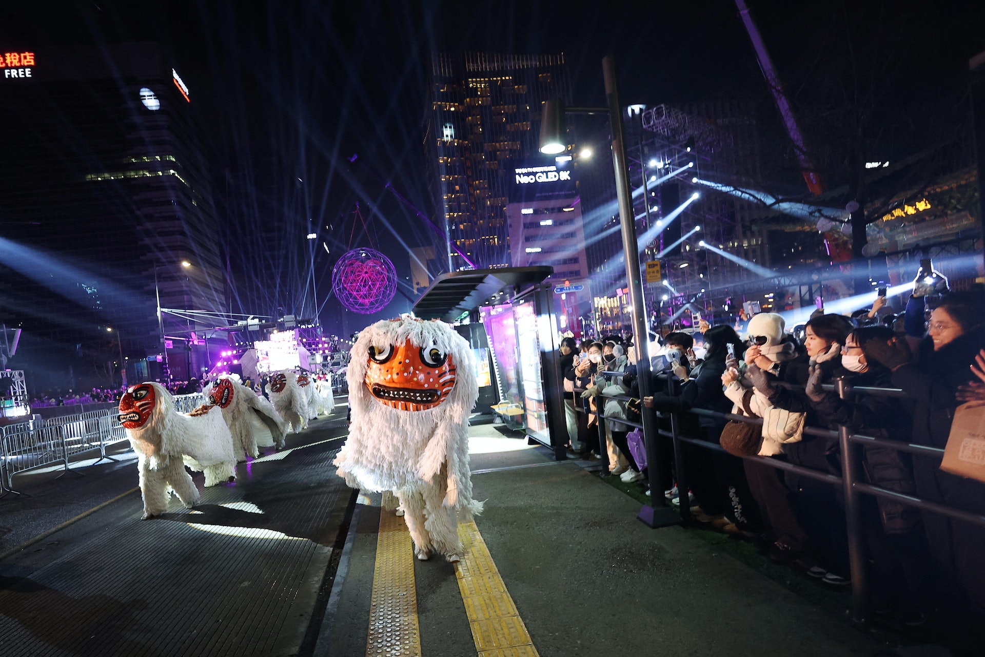 圖為12月31日,韓國舞蹈員在首爾舉行的新年慶祝活動上表演傳統舞蹈。(Reuters) 圖為12月31日,韓國舞蹈員在首爾舉行的新年慶祝活動上表演傳統舞蹈。(Reuters)