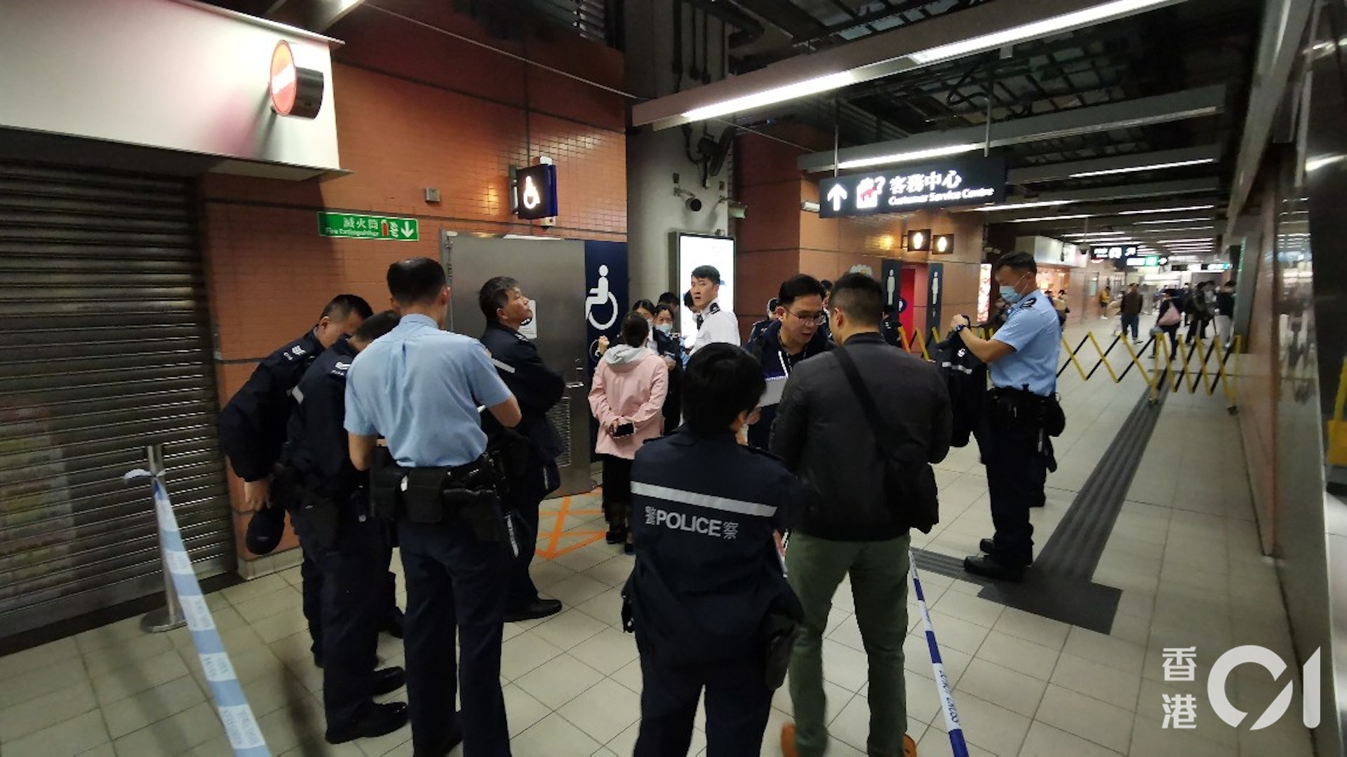 港鐵石門站殘廁發生企圖謀殺及自殺案,一對年長夫婦男死女傷,殘廁內遺下一部輪椅,大批警員在場調查。(林振華攝)