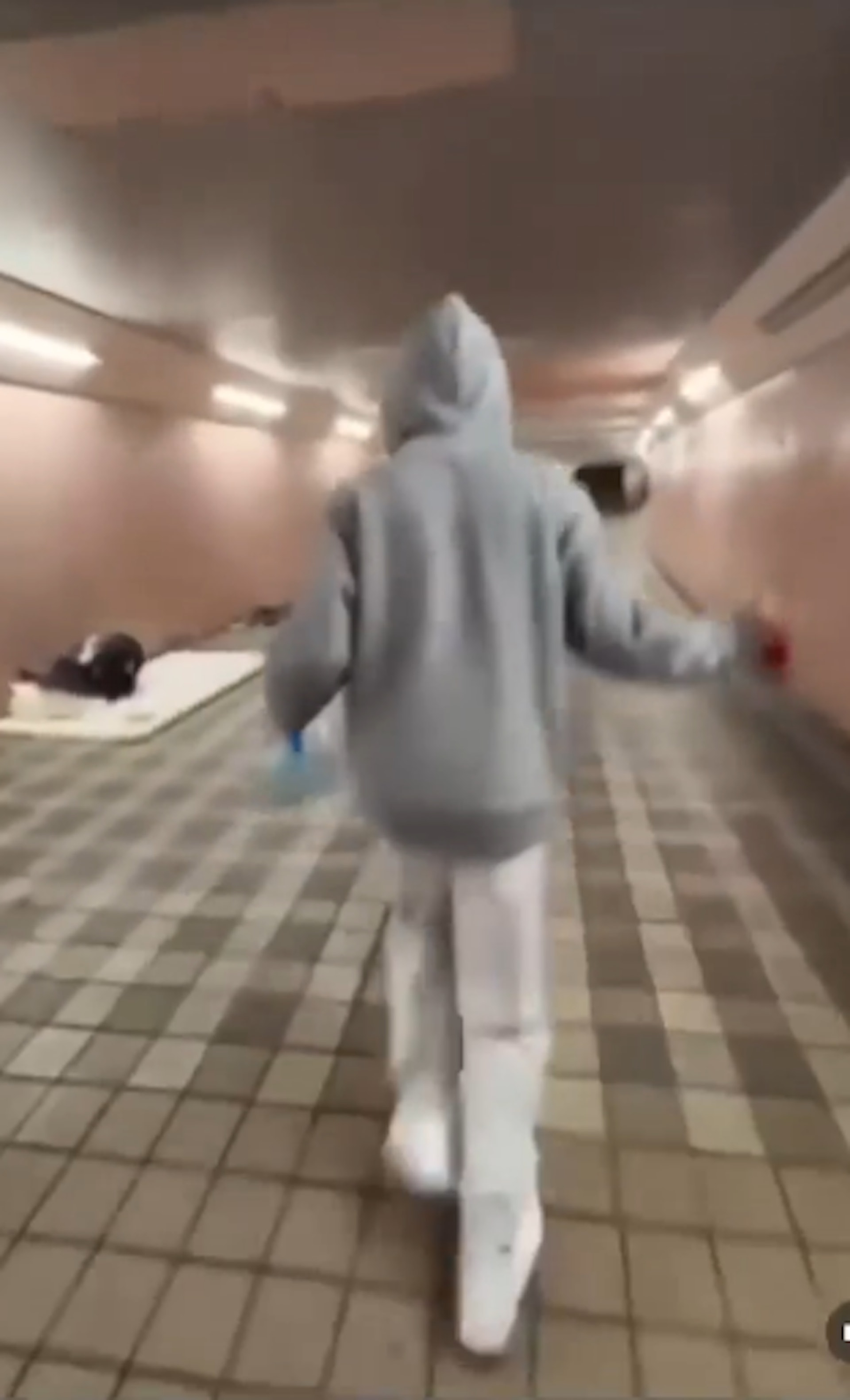 社交媒體Instagram流傳一條影片,片中有數名青少年在一條行人隧道內奔跑,他們手持可樂及樽裝水,故意潑向躺在地上休息的無家者。(讀者提供影片截圖) 社交媒體Instagram流傳一條影片,片中有數名青少年在一條行人隧道內奔跑,他們手持可樂及樽裝水,故意潑向躺在地上休息的無家者。(讀者提供影片截圖)