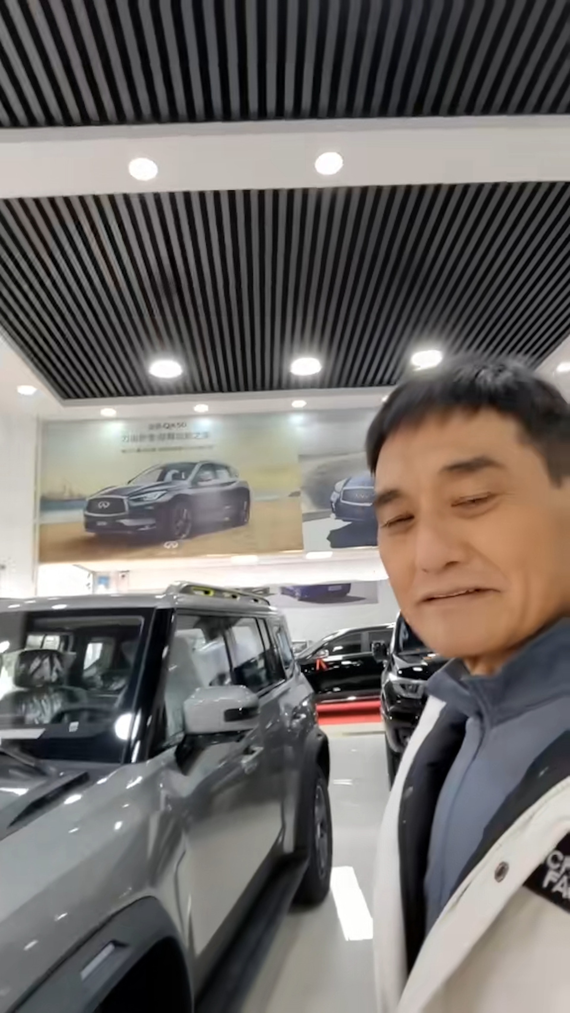 買車。(影片截圖) 買車。(影片截圖)