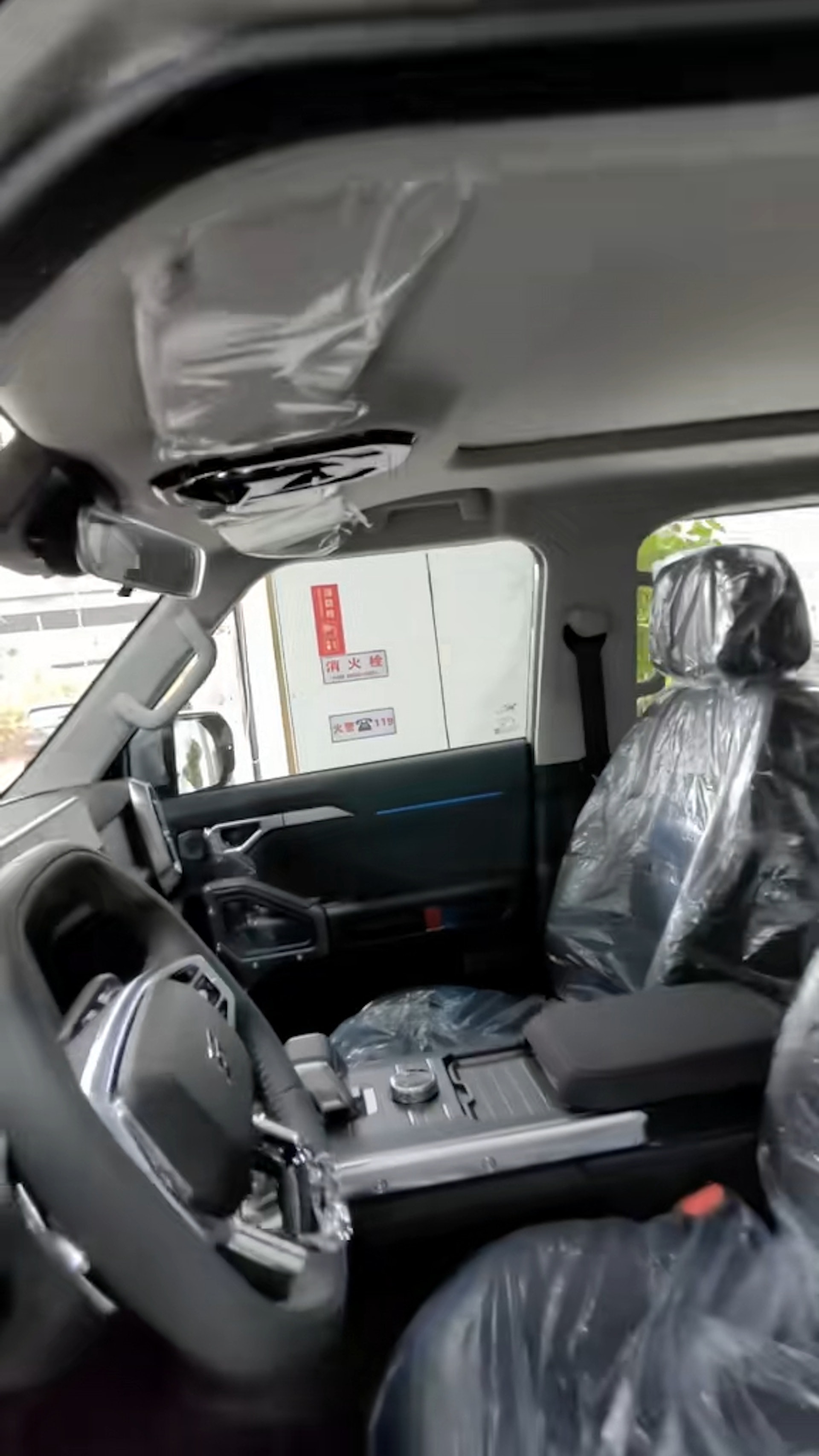 買車。(影片截圖) 買車。(影片截圖)