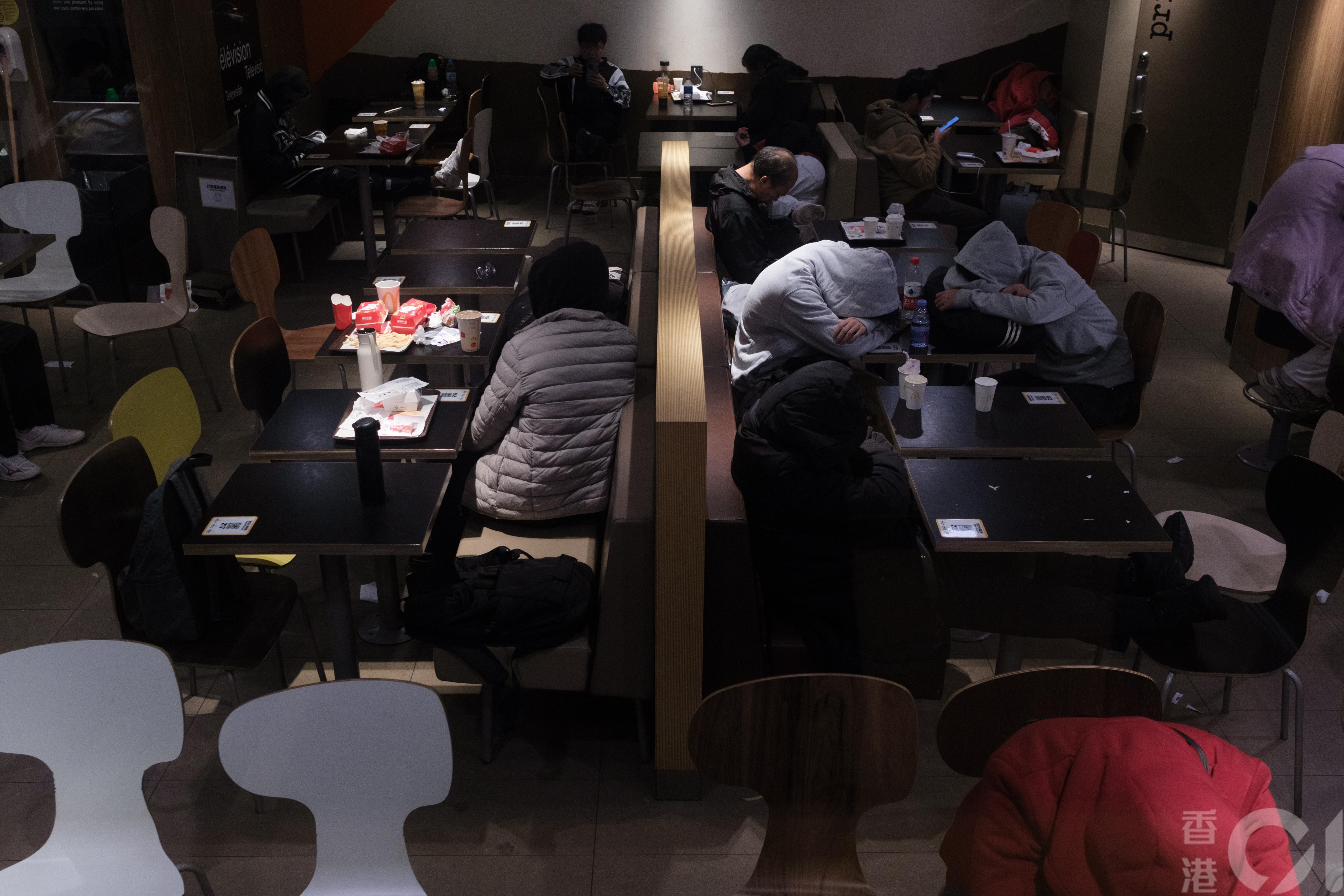尖沙咀北京道的24小時麥當勞，大部份座位被酣然入睡的「麥難民」所佔據。（郭梓謙攝）