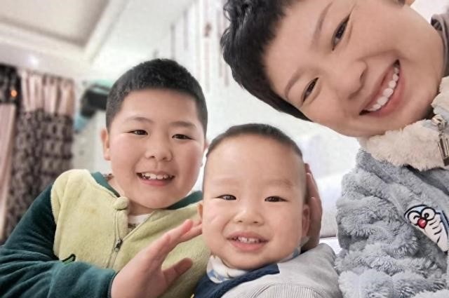 乳癌末期患者鄧靜及其兩個兒子（圖片來源：網上圖片）