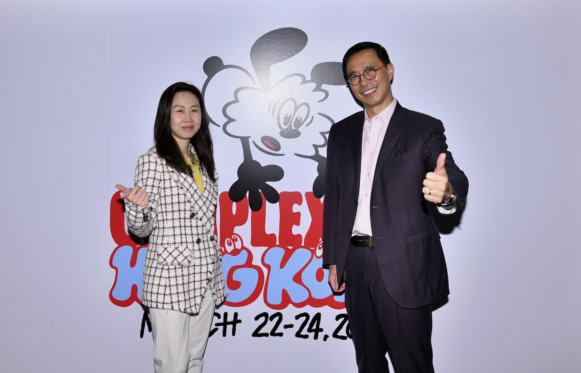 香港特別行政區政府文化體育及旅遊局局長楊潤雄(右)與Complex中文行政總裁胡陳德姿(左)出席ComplexCon 香港2024貴賓酒會。(ComplexCon香港提供圖片) 香港特別行政區政府文化體育及旅遊局局長楊潤雄(右)與Complex中文行政總裁胡陳德姿(左)出席ComplexCon 香港2024貴賓酒會。(ComplexCon香港提供圖片)
