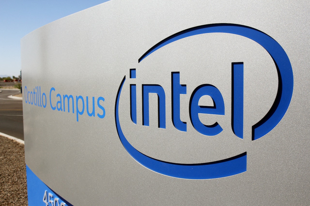 圖為美國晶片商英特爾(Intel)亞利桑那州一間工廠外的標誌,攝於2022年10月2日。(Reuters) 圖為美國晶片商英特爾(Intel)亞利桑那州一間工廠外的標誌,攝於2022年10月2日。(Reuters)