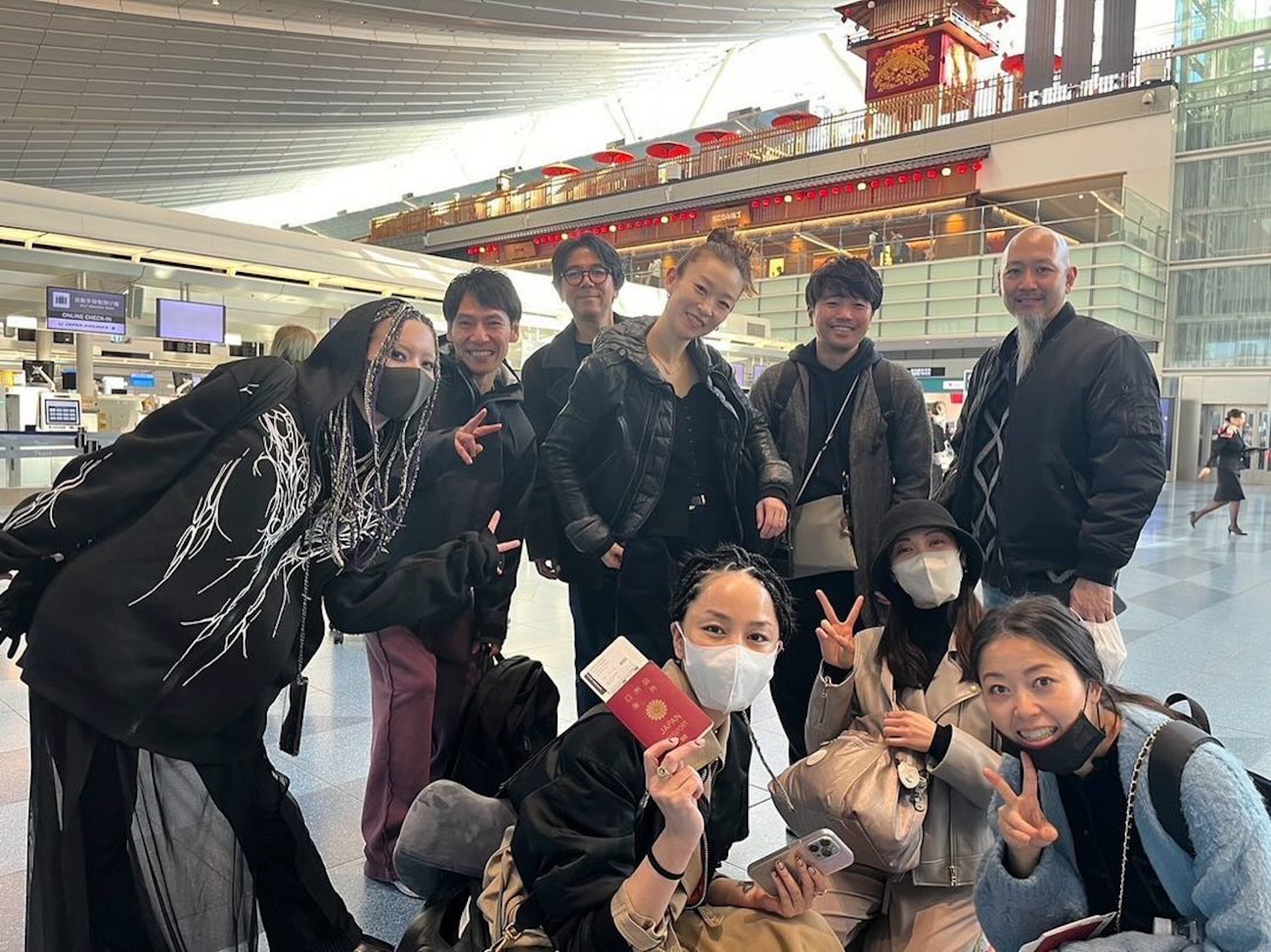 中島美嘉從日本出發來港時與同行團隊合照中,發現除了帶上舞蹈員外,去年新婚的結他手丈夫馬谷勇也是團隊成員之一,讓人期待她與丈夫的同台演(IG@mikanakashima_official) 中島美嘉從日本出發來港時與同行團隊合照中,發現除了帶上舞蹈員外,去年新婚的結他手丈夫馬谷勇也是團隊成員之一,讓人期待她與丈夫的同台演(IG@mikanakashima_official)