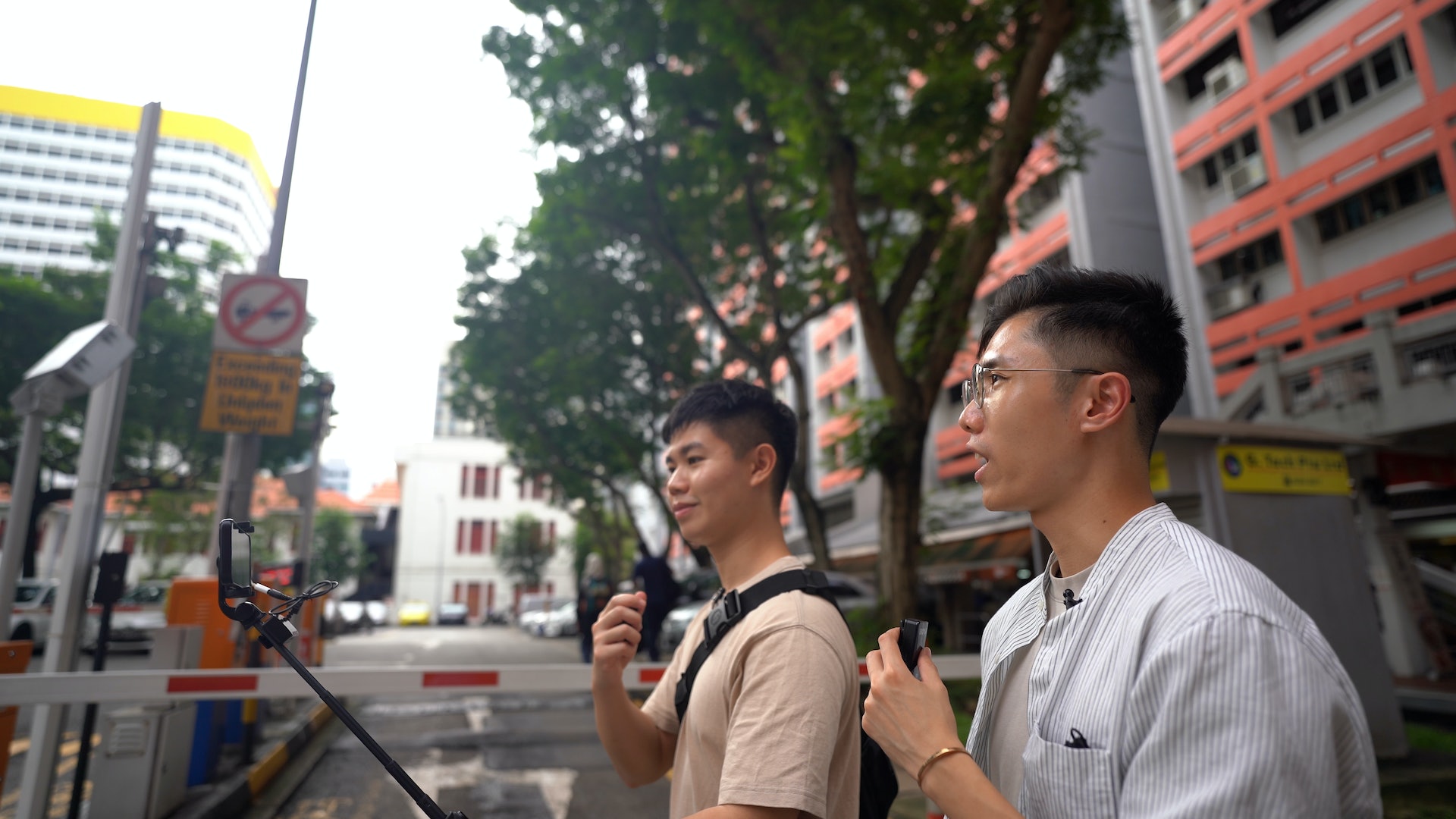 新加坡港人YouTuber Dave與Steve說,最能夠吸引香港觀眾的,便是跟「買樓」相關的影片。( MWYO青年辦公室提供圖片) 新加坡港人YouTuber Dave與Steve說,最能夠吸引香港觀眾的,便是跟「買樓」相關的影片。( MWYO青年辦公室提供圖片)