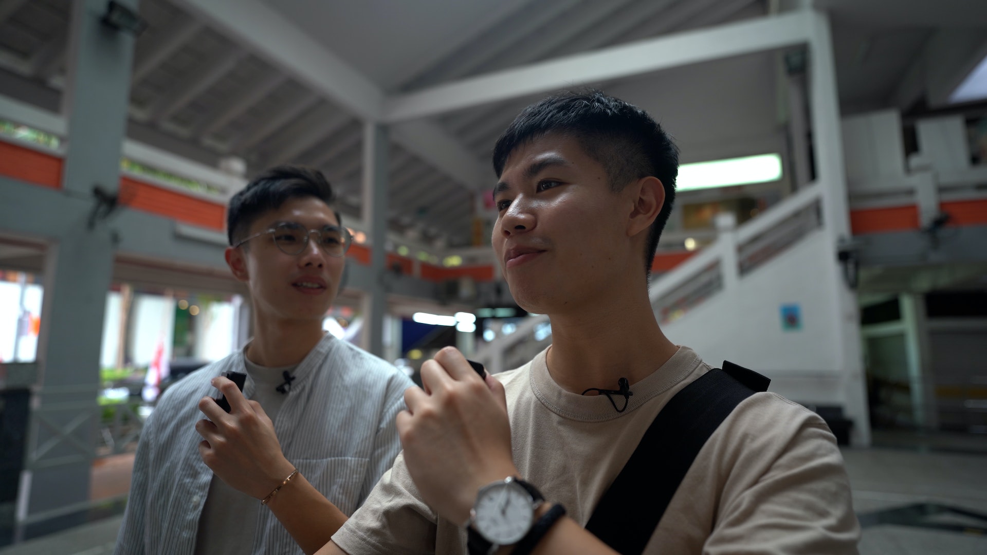 新加坡港人YouTuber Dave與Steve說,新加坡樓房政策以及生活配套,會令人感覺到政府真的很惠民。( MWYO青年辦公室提供圖片) 新加坡港人YouTuber Dave與Steve說,新加坡樓房政策以及生活配套,會令人感覺到政府真的很惠民。( MWYO青年辦公室提供圖片)