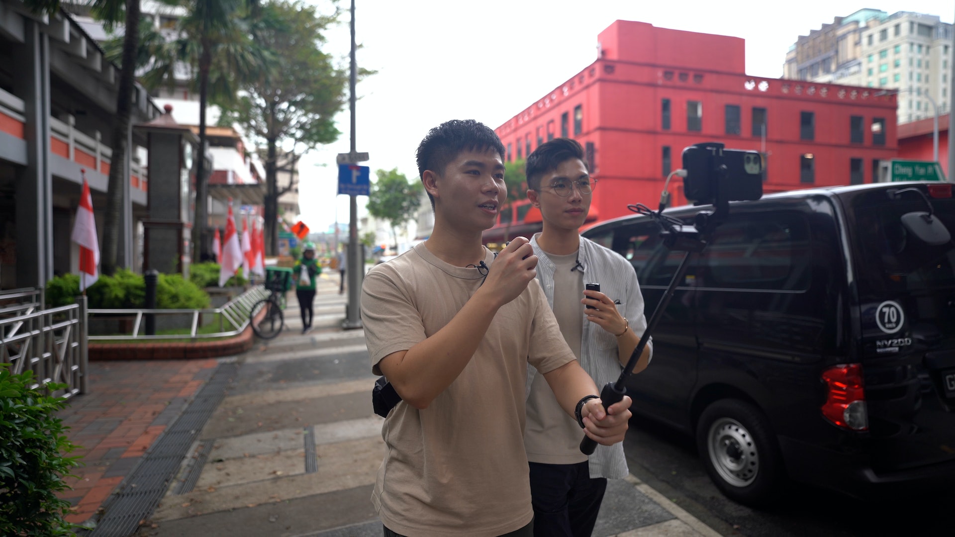 新加坡港人YouTuber Dave與Steve說,疫前找房子基本上沒有問題的,但疫情之後,很多人來到新加坡然後帶動樓價急升,現在是租客鬥快搶樓。( MWYO青年辦公室提供圖片) 新加坡港人YouTuber Dave與Steve說,疫前找房子基本上沒有問題的,但疫情之後,很多人來到新加坡然後帶動樓價急升,現在是租客鬥快搶樓。( MWYO青年辦公室提供圖片)