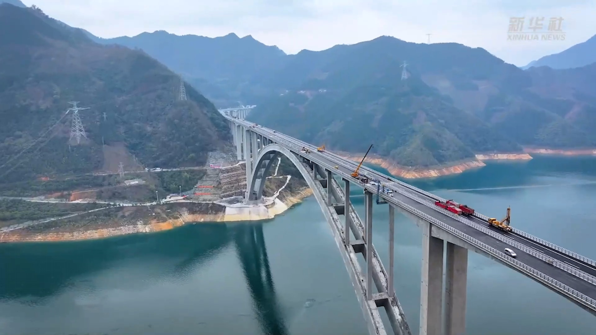 世界最大跨徑拱橋、世界首座跨徑超600米的拱橋——廣西天峨龍灘特大橋,建成通車。(新華社) 世界最大跨徑拱橋、世界首座跨徑超600米的拱橋——廣西天峨龍灘特大橋,建成通車。(新華社)