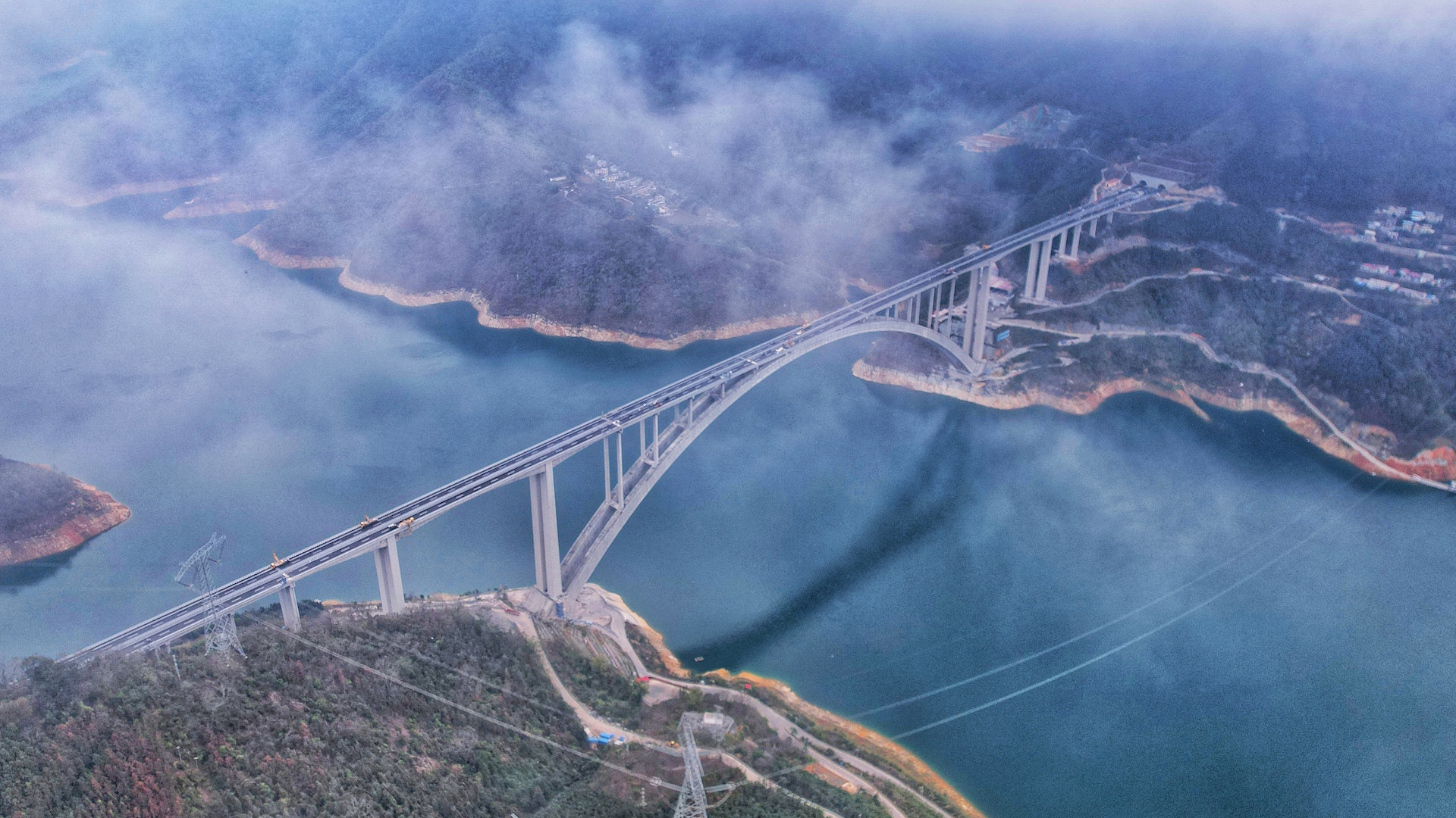 廣西天峨龍灘特大橋建成通車 為世界首座跨徑超600米拱橋 廣西天峨龍灘特大橋建成通車 為世界首座跨徑超600米拱橋