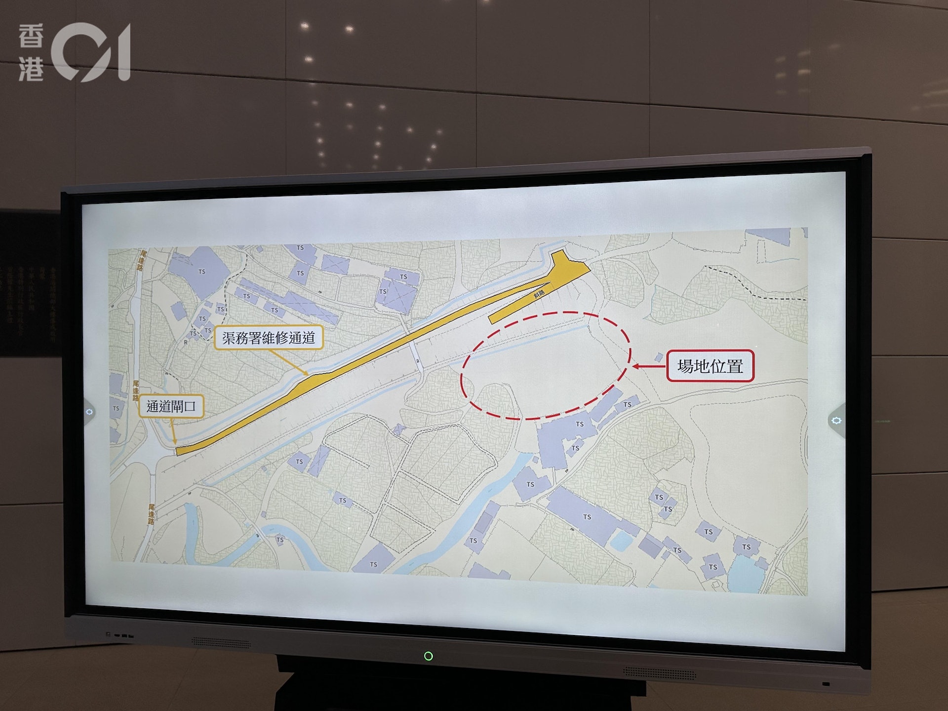 經海關調查,證實該路段為渠務署維修通道,並非開放予公衆使用;而且早於事主購買服務前,其入口已設有閘門,並掛上相關告示牌,禁止未獲授權車輛進出。(王譯揚攝) 經海關調查,證實該路段為渠務署維修通道,並非開放予公衆使用;而且早於事主購買服務前,其入口已設有閘門,並掛上相關告示牌,禁止未獲授權車輛進出。(王譯揚攝)
