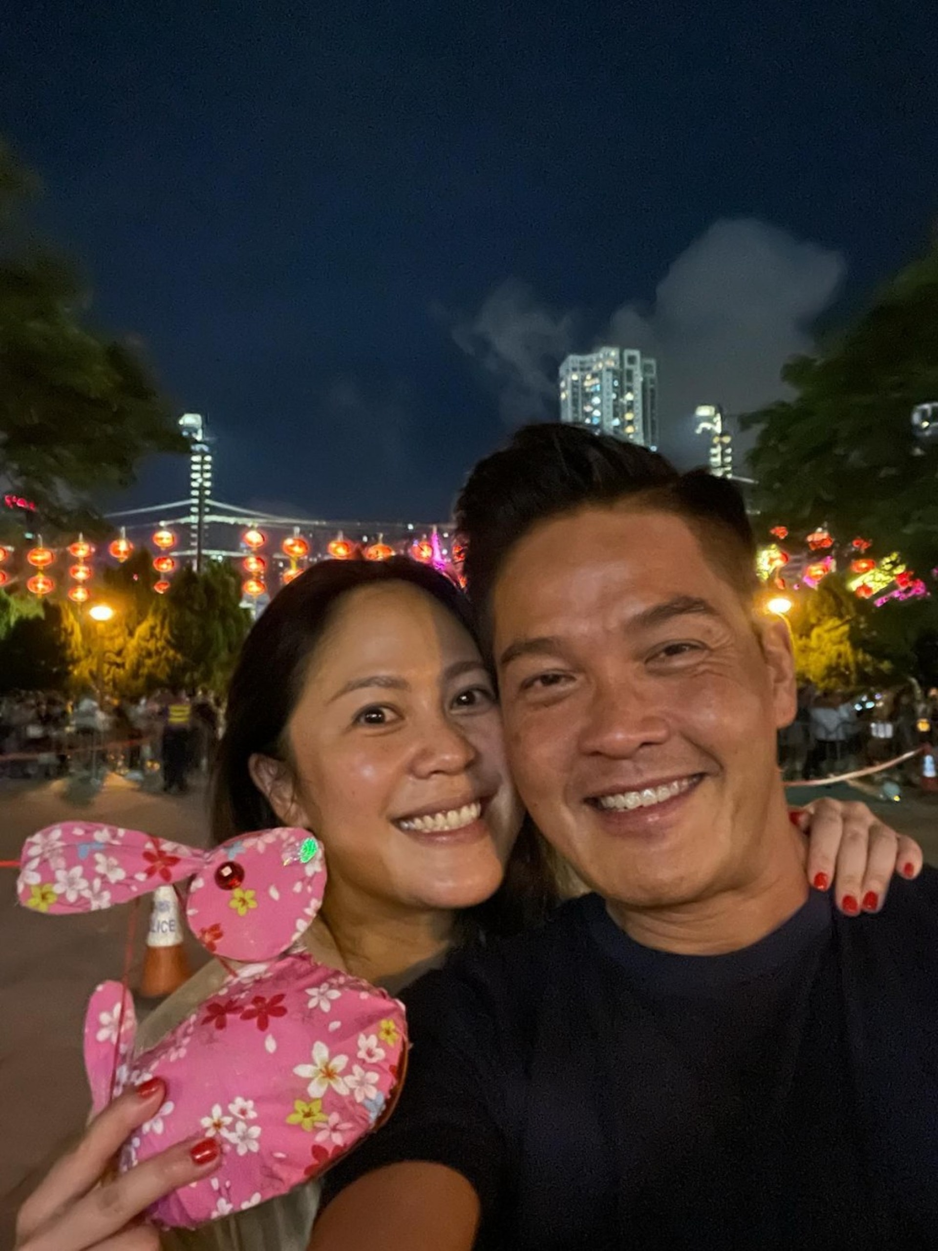 鄭啟泰兩日前才公布與同居兩年女友,速度滾軸溜冰前香港代表隊、中國銀牌得主王雁芝結婚。(IG相片) 鄭啟泰兩日前才公布與同居兩年女友,速度滾軸溜冰前香港代表隊、中國銀牌得主王雁芝結婚。(IG相片)
