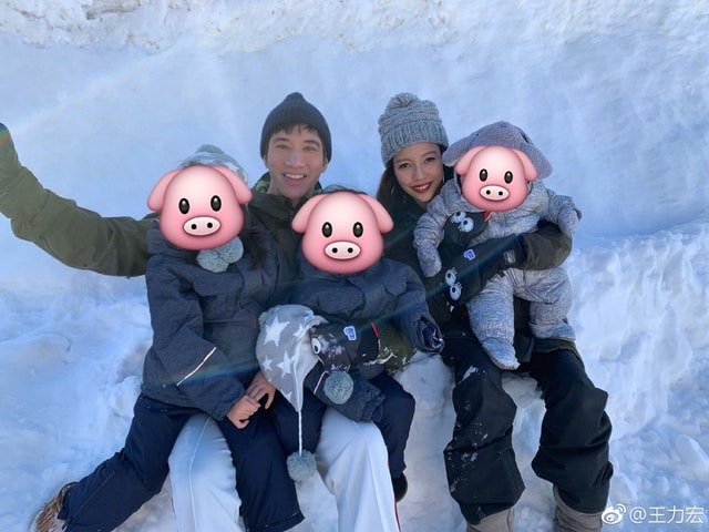 王力宏與前妻李靚蕾及三名子女。(微博圖片)