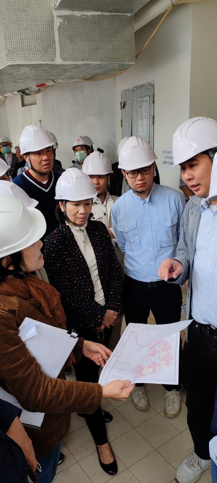 大埔區議員與房屋署和建築署代表，視察富蝶邨第二期施工情況。（胡綽謙Facebook）