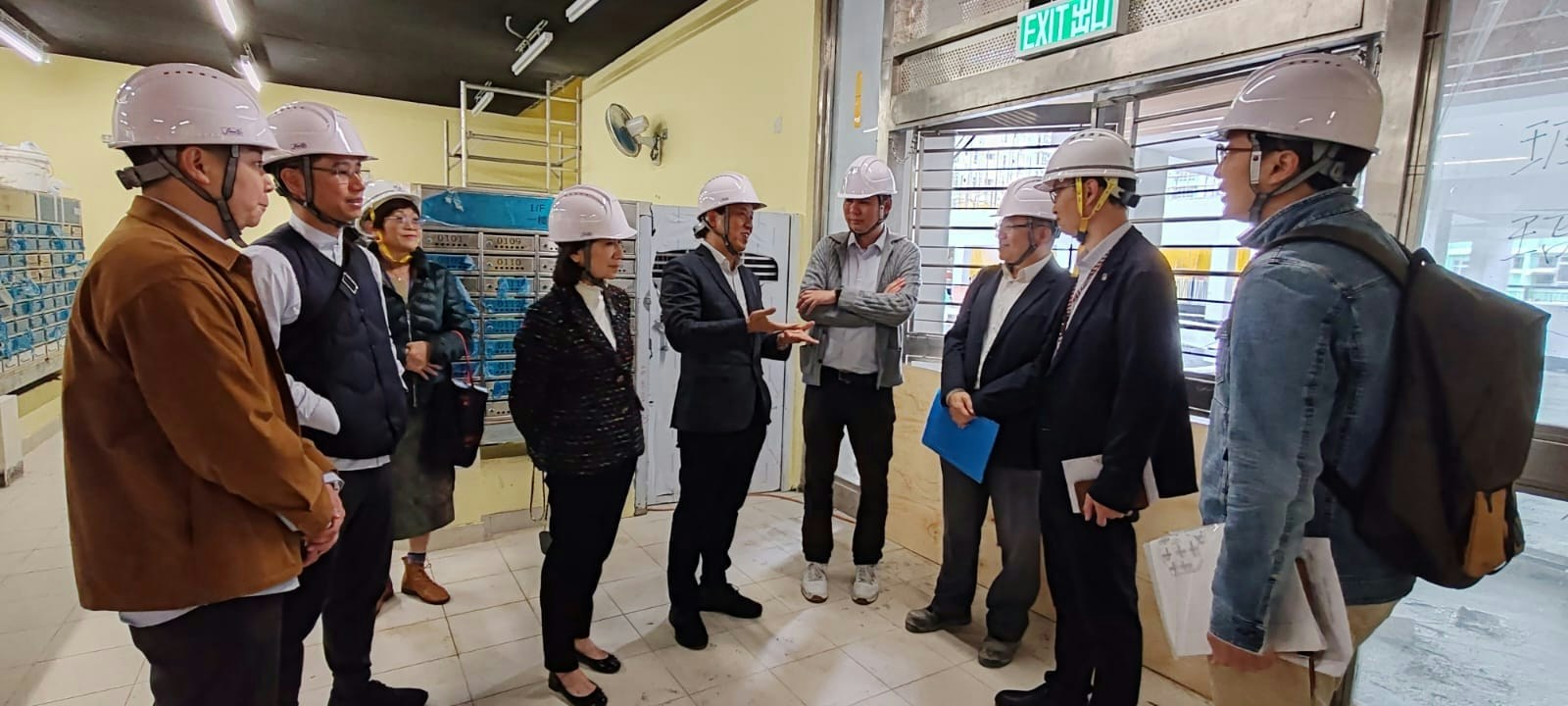 大埔區議員與房屋署和建築署代表，視察富蝶邨第二期施工情況。（胡綽謙Facebook）