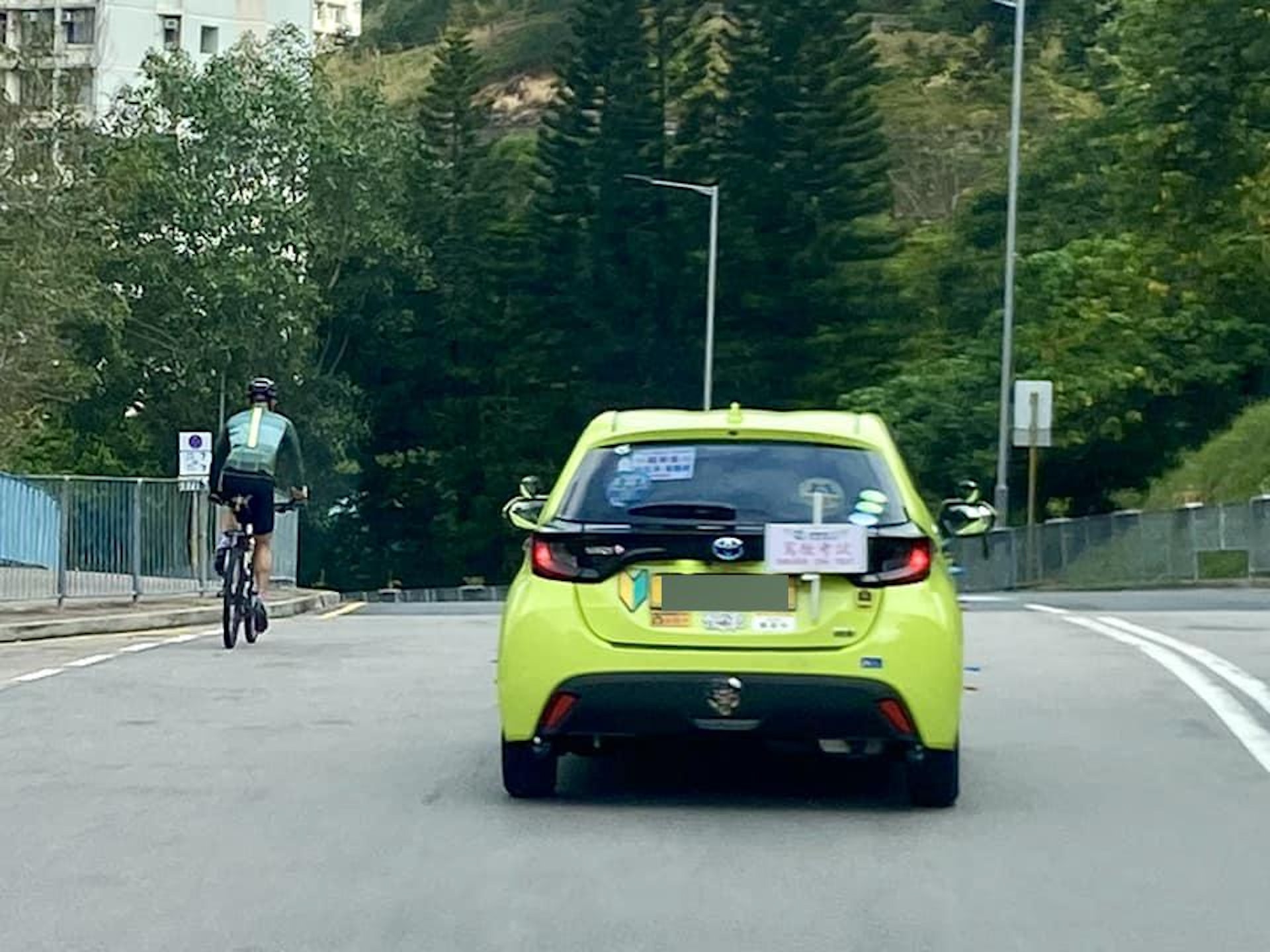 樓主後來在留言區上傳照片,表示單車男並沒有在巴士站內短暫停靠「讓路」。(facebook圖片)