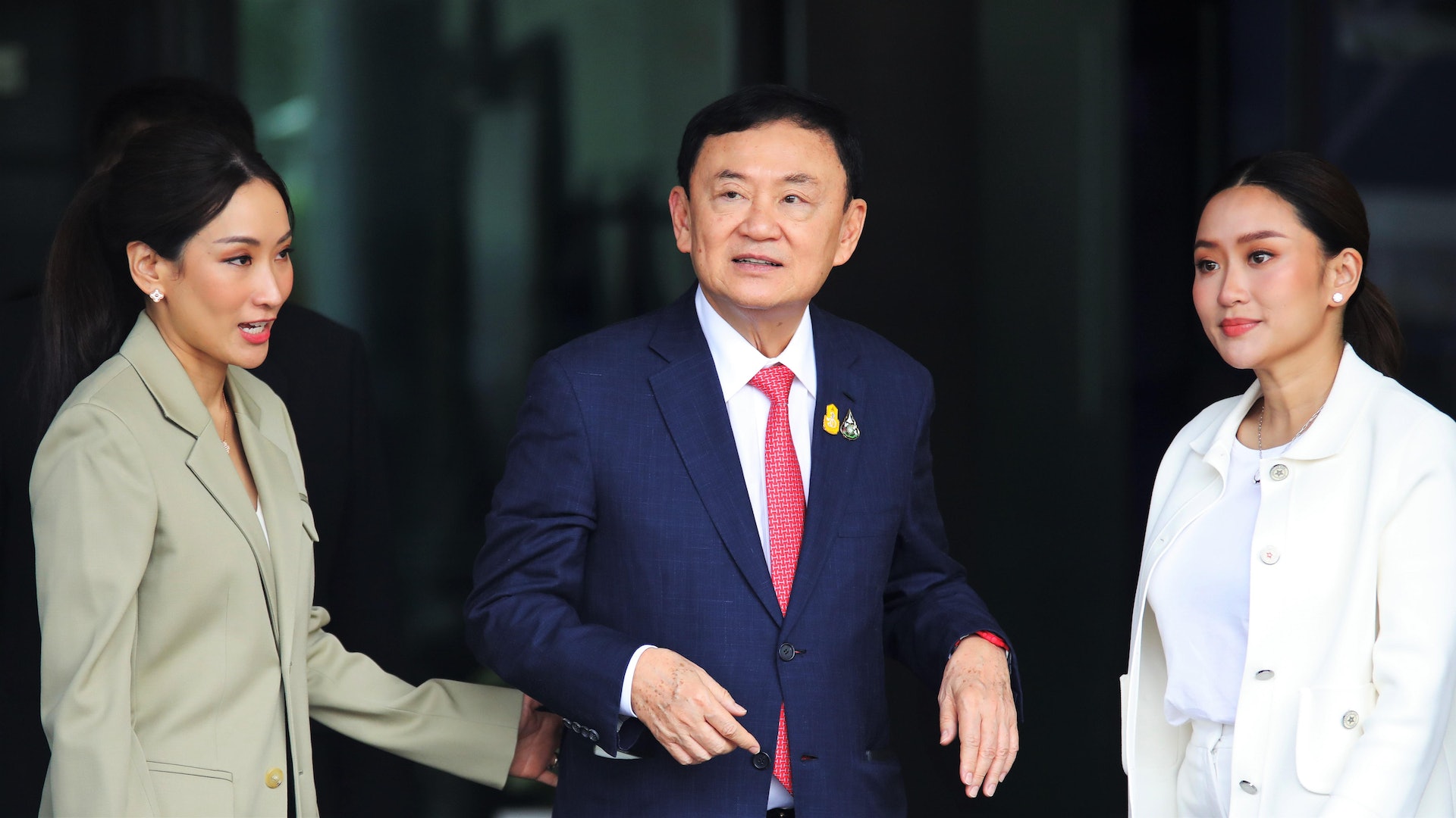 泰國前總理他信(Thaksin Shinawatra)2023年8月22日返抵曼谷後,在機場與女兒賓通達(Pintongtha Kunakornwong)、貝東丹(Paetongtarn Shinawatra)一同向支持者致謝。(Getty Images) 泰國前總理他信(Thaksin Shinawatra)2023年8月22日返抵曼谷後,在機場與女兒賓通達(Pintongtha Kunakornwong)、貝東丹(Paetongtarn Shinawatra)一同向支持者致謝。(Getty Images)