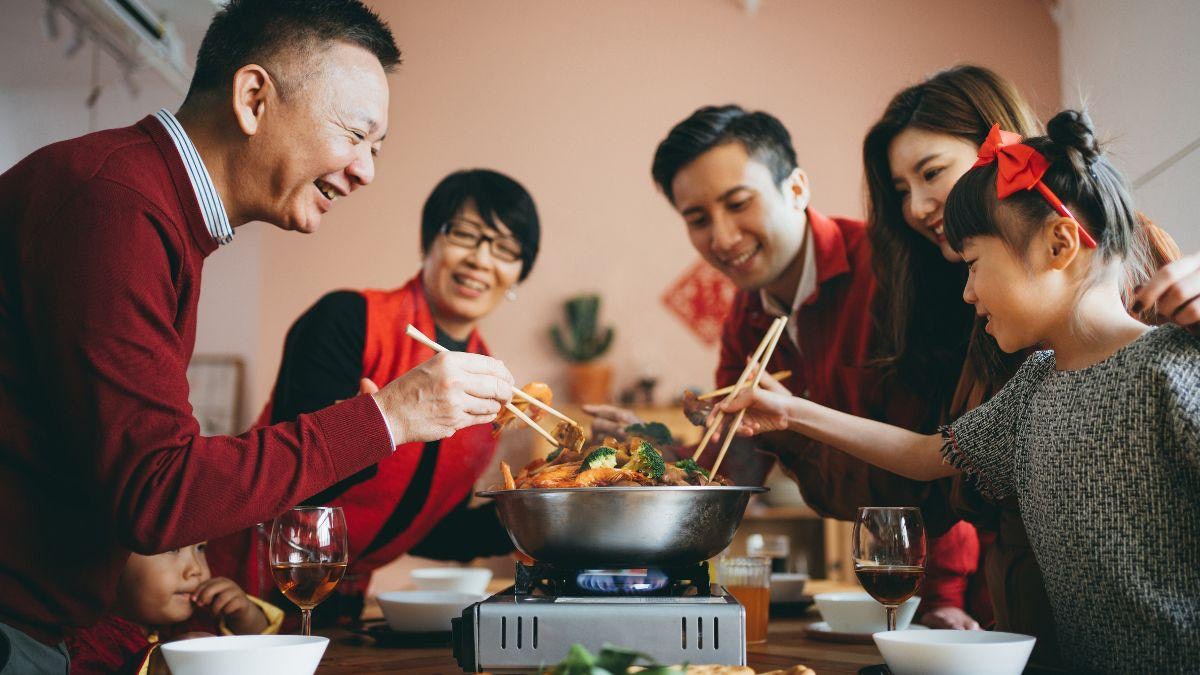 農曆新年|提防暴食便秘6大長假症候群 按壓肚子「這穴」助消化 農曆新年|提防暴食便秘6大長假症候群 按壓肚子「這穴」助消化