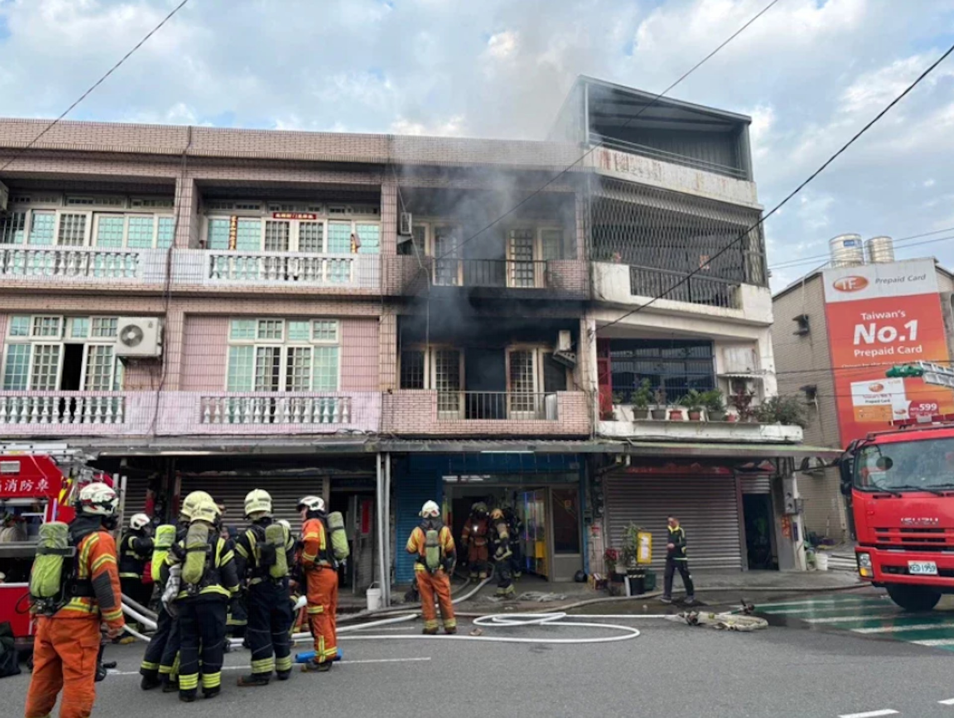 桃園市大園區一處公寓二樓10日下午四時多傳出火警,三名外籍勞工葬身火窟。(《聯合報》) 桃園市大園區一處公寓二樓10日下午四時多傳出火警,三名外籍勞工葬身火窟。(《聯合報》)