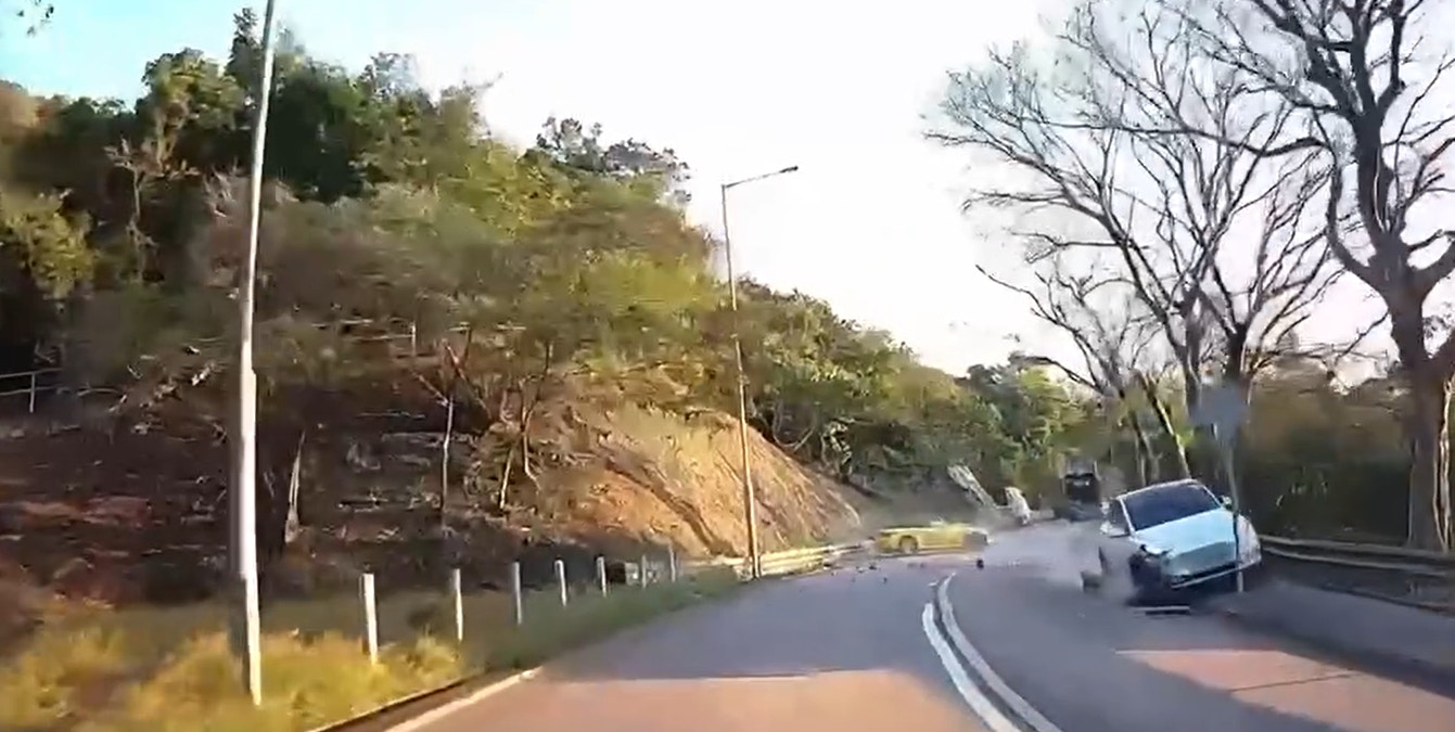 A yellow private car was speeding on the road when suddenly a white dove swerved and hit a white private car on the opposite side of the road. (Screenshot of a clip from the "Things on the Road" discussion area)