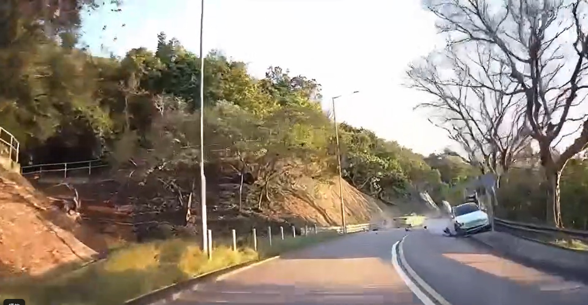 After the two cars collided, pieces of the car body were scattered on the ground. (Screenshot of a clip from the "Things on the Road" discussion area) After the two cars collided, pieces of the car body were scattered on the ground. (Screenshot of a clip from the "Things on the Road" discussion area)