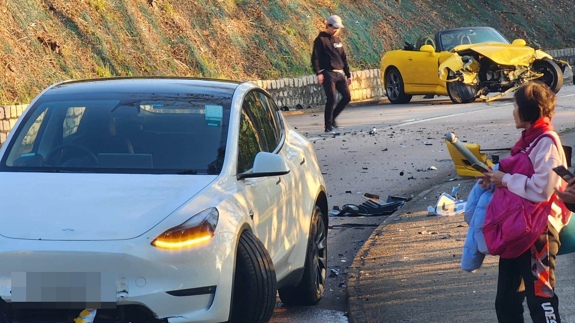 The two cars collided and the front of the car was completely destroyed. (Requesting pictures of the traffic accident area)