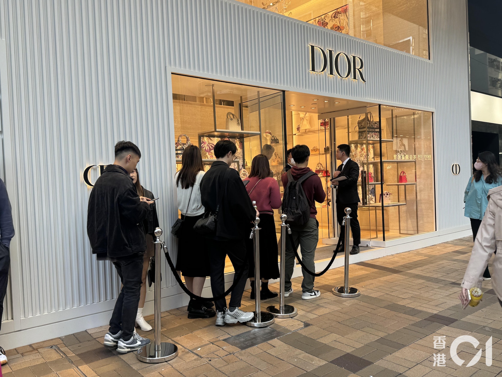 廣東道大部份名牌店需要排隊才可以進內。(鄧宇詩攝) 廣東道大部份名牌店需要排隊才可以進內。(鄧宇詩攝)