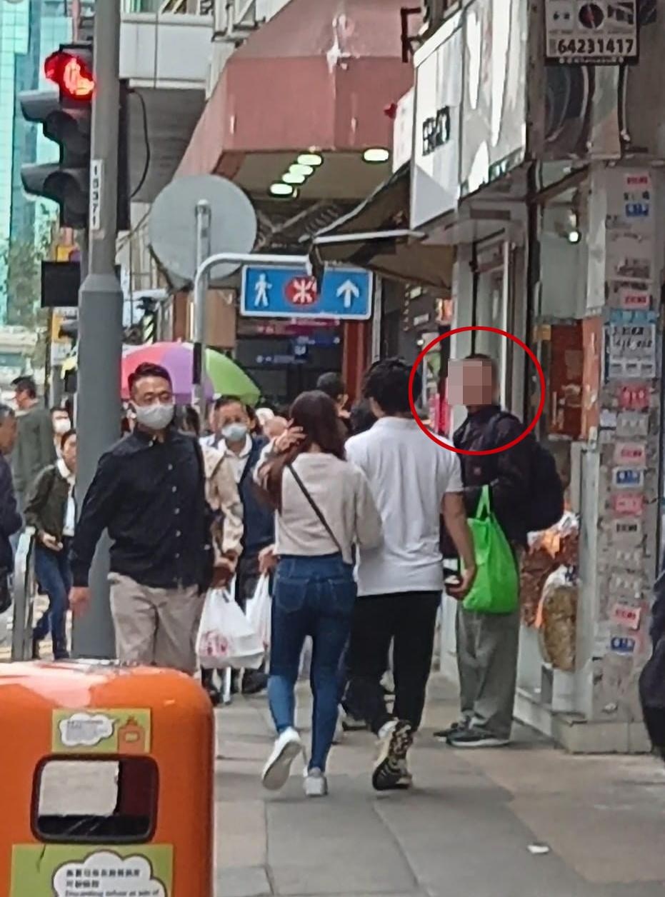 1名男人孭住背囊，手持綠色環保袋「不停問人攞2元」。（facebook群組「北角有樂」圖片）