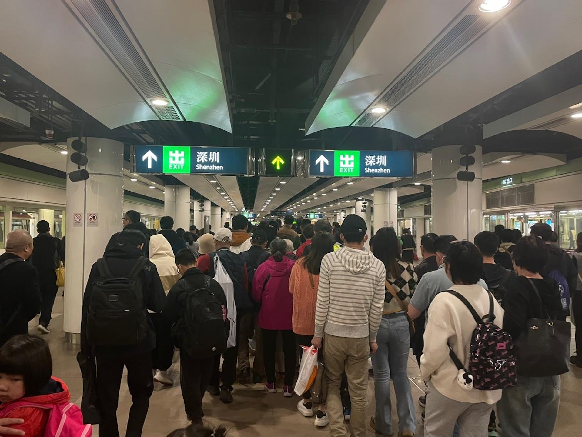 2月11日大年初二,羅湖口岸延長開放至初三凌晨2時,在近午夜大批乘客秉搭東鐵到羅湖口岸,當中主要為內地旅客。(洪芷菁攝) 2月11日大年初二,羅湖口岸延長開放至初三凌晨2時,在近午夜大批乘客秉搭東鐵到羅湖口岸,當中主要為內地旅客。(洪芷菁攝)