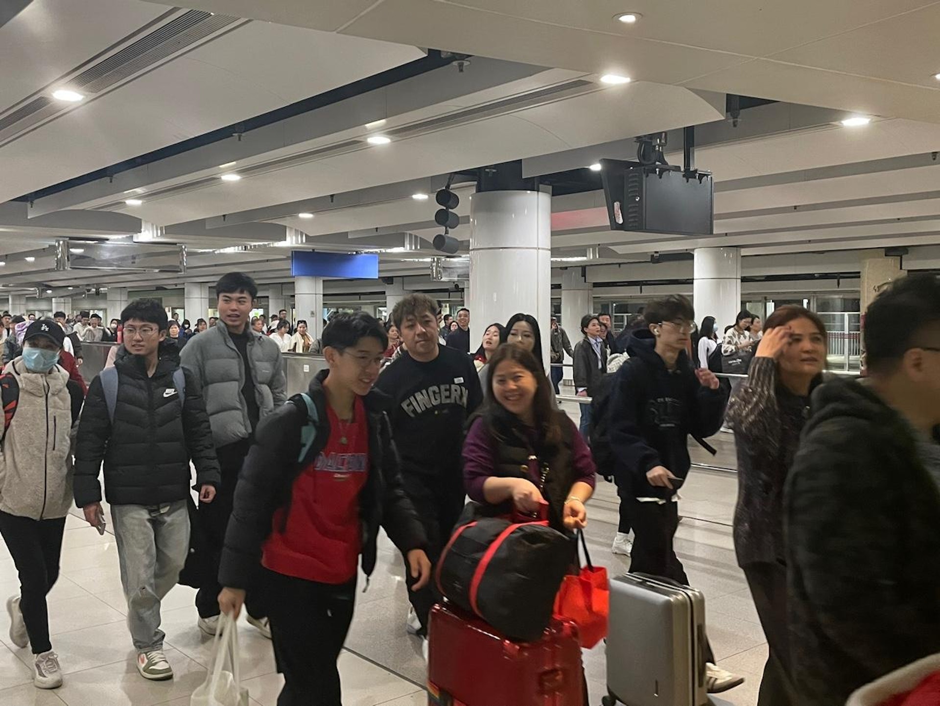 2月11日大年初二,羅湖口岸延長開放至初三凌晨2時,在近午夜大批乘客秉搭東鐵到羅湖口岸,當中主要為內地旅客。(洪芷菁攝) 2月11日大年初二,羅湖口岸延長開放至初三凌晨2時,在近午夜大批乘客秉搭東鐵到羅湖口岸,當中主要為內地旅客。(洪芷菁攝)