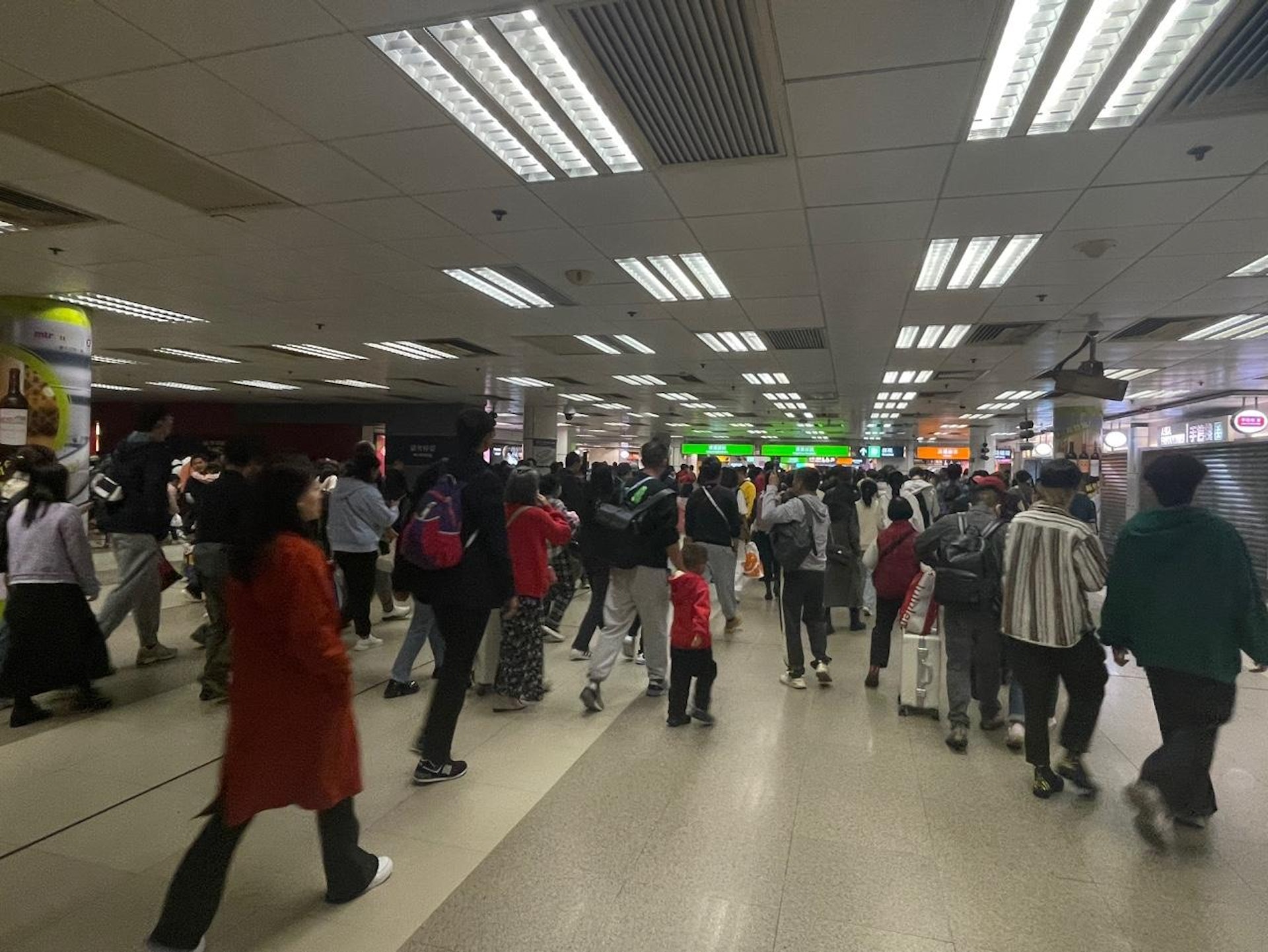 2月11日大年初二,羅湖口岸延長開放至初三凌晨2時,在近午夜大批乘客秉搭東鐵到羅湖口岸,當中主要為內地旅客。(洪芷菁攝) 2月11日大年初二,羅湖口岸延長開放至初三凌晨2時,在近午夜大批乘客秉搭東鐵到羅湖口岸,當中主要為內地旅客。(洪芷菁攝)