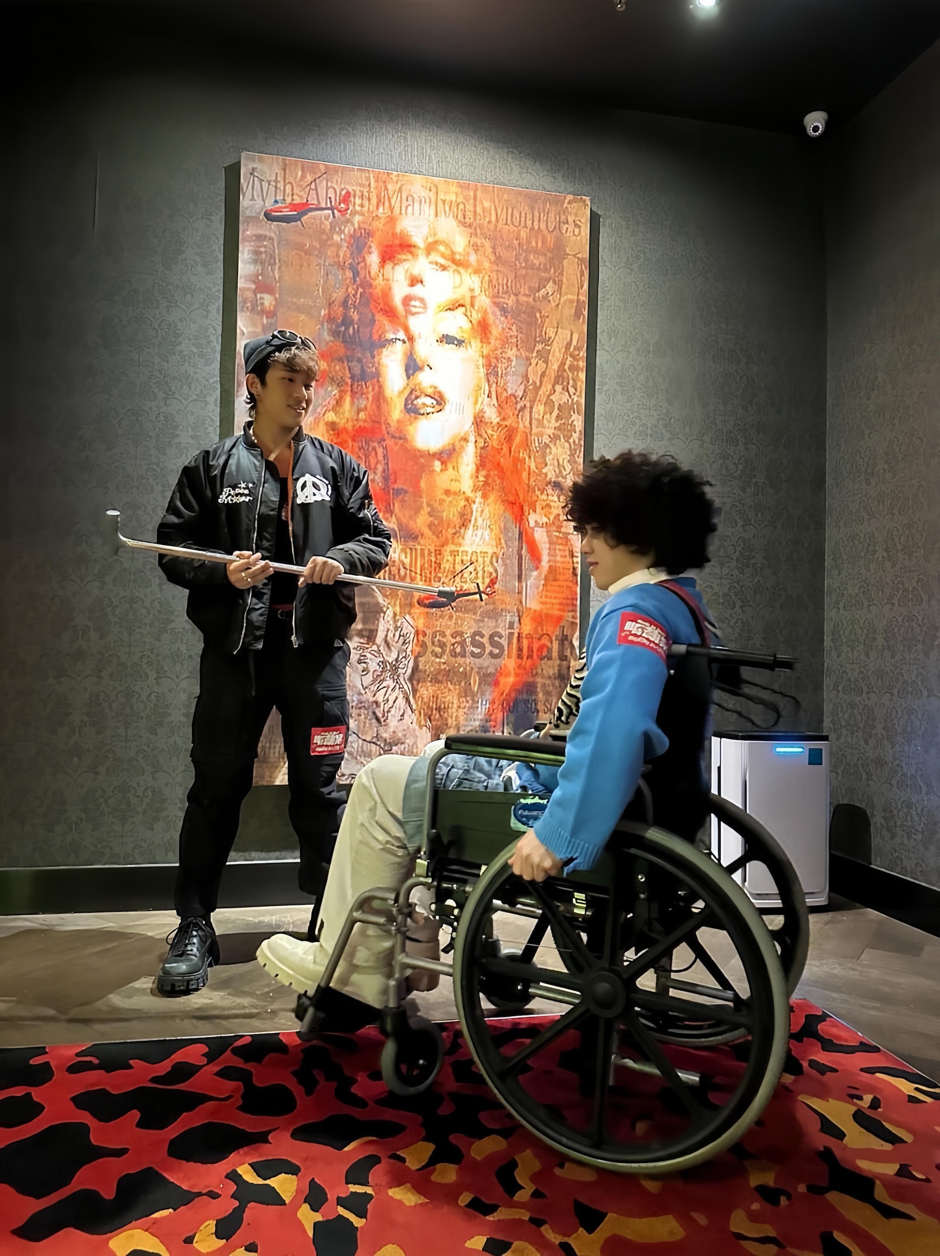 曾比特因肌肉急性發炎,要打消炎針及食止痛藥止痛,來回戲院期間更需要乘坐輪椅出入。(電影公司提供) 曾比特因肌肉急性發炎,要打消炎針及食止痛藥止痛,來回戲院期間更需要乘坐輪椅出入。(電影公司提供)