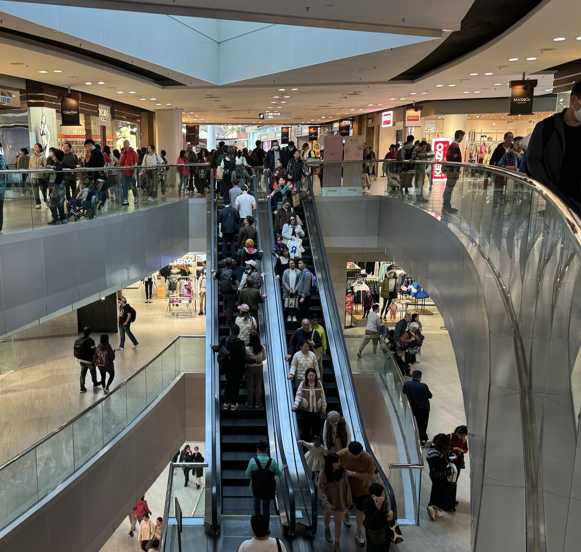 農曆新年年假,不少內地旅客來港旅遊,有旅客選擇到東薈城購物,Lululemon、Coach、Kate spade 等店鋪需要排隊入內。(鄧宇詩攝) 農曆新年年假,不少內地旅客來港旅遊,有旅客選擇到東薈城購物,Lululemon、Coach、Kate spade 等店鋪需要排隊入內。(鄧宇詩攝)