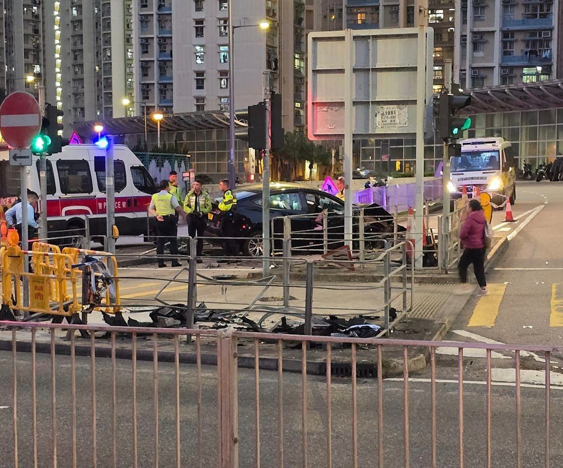 油塘道與鯉魚門道交界有私家車撞毀鐵欄,剷上安全島,司機事後棄車逃去。(網民Kc Kc圖片)