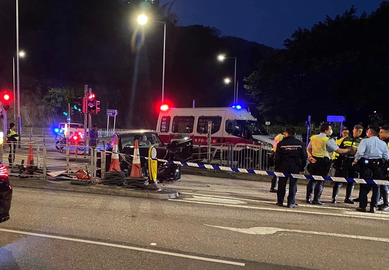油塘道與鯉魚門道交界有私家車撞毀鐵欄，司機棄車逃去，警員到場調查。（馬路的事討論區/Kenny Siu）