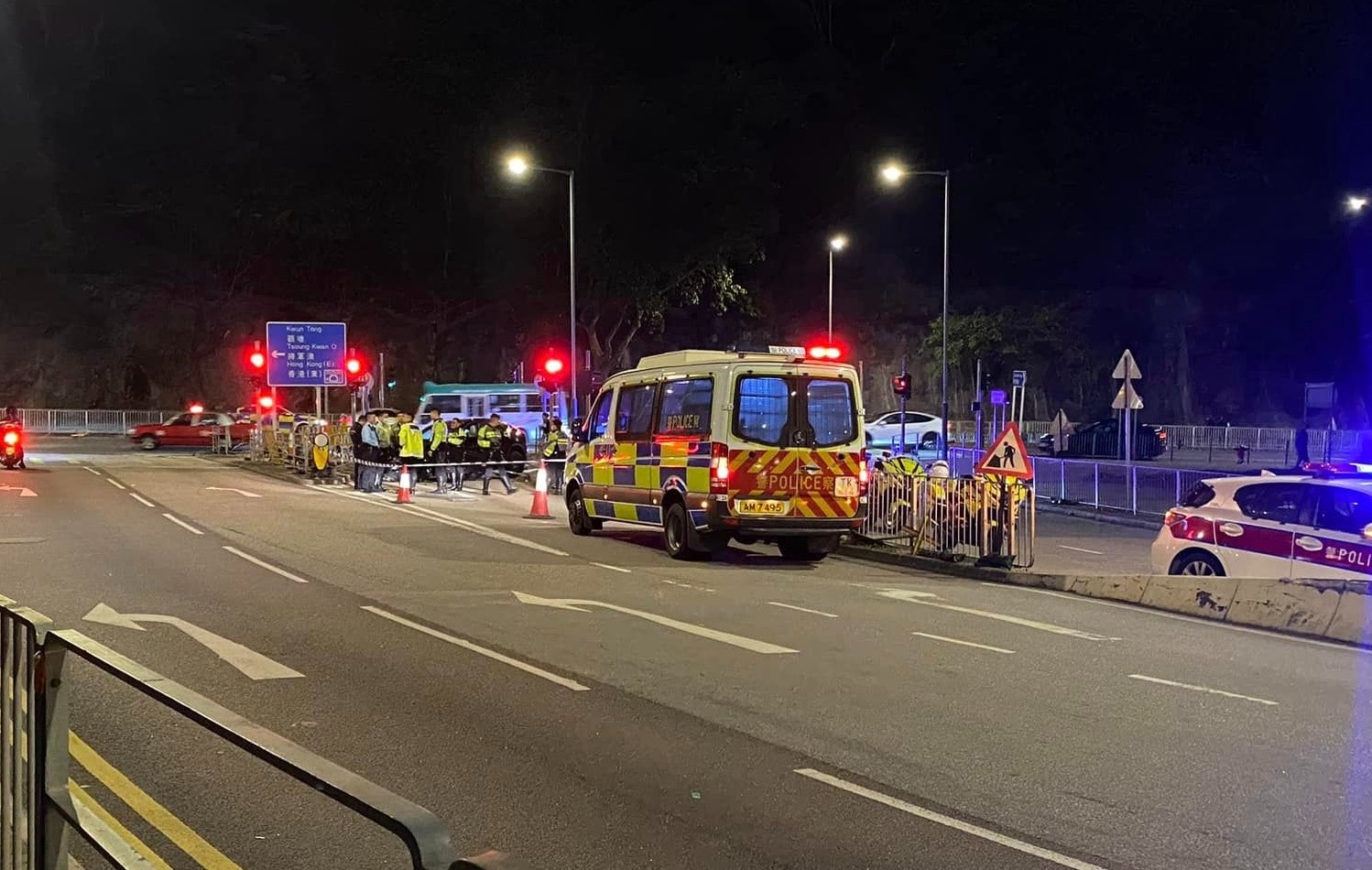 油塘道與鯉魚門道交界有私家車撞毀鐵欄，司機棄車逃去，警員到場調查。（馬路的事討論區/Kenny Siu）
