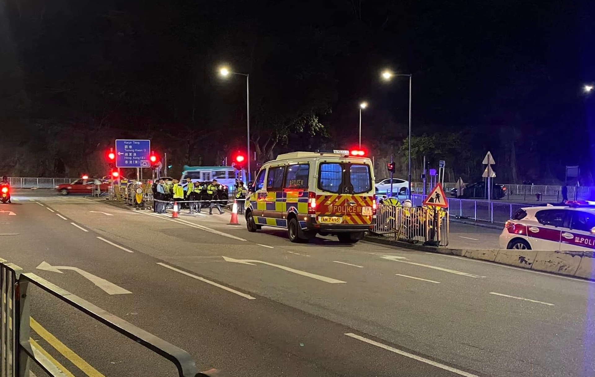 油塘道與鯉魚門道交界有私家車撞毀鐵欄,司機棄車逃去,警員到場調查。(馬路的事討論區/Kenny Siu)