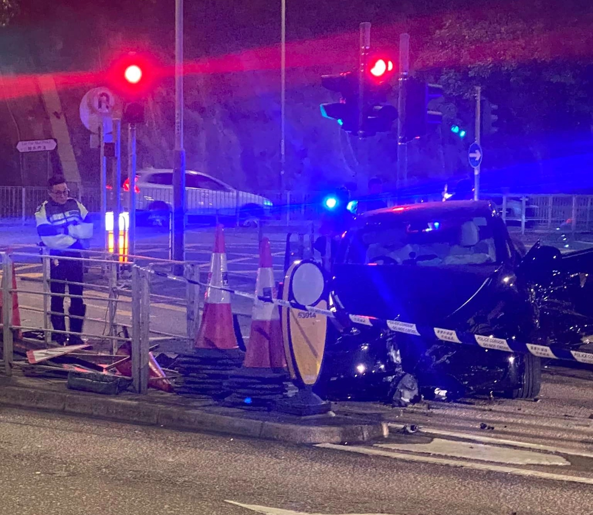油塘道與鯉魚門道交界有私家車撞毀鐵欄,司機棄車逃去,警員到場調查。(馬路的事討論區/Kenny Siu)