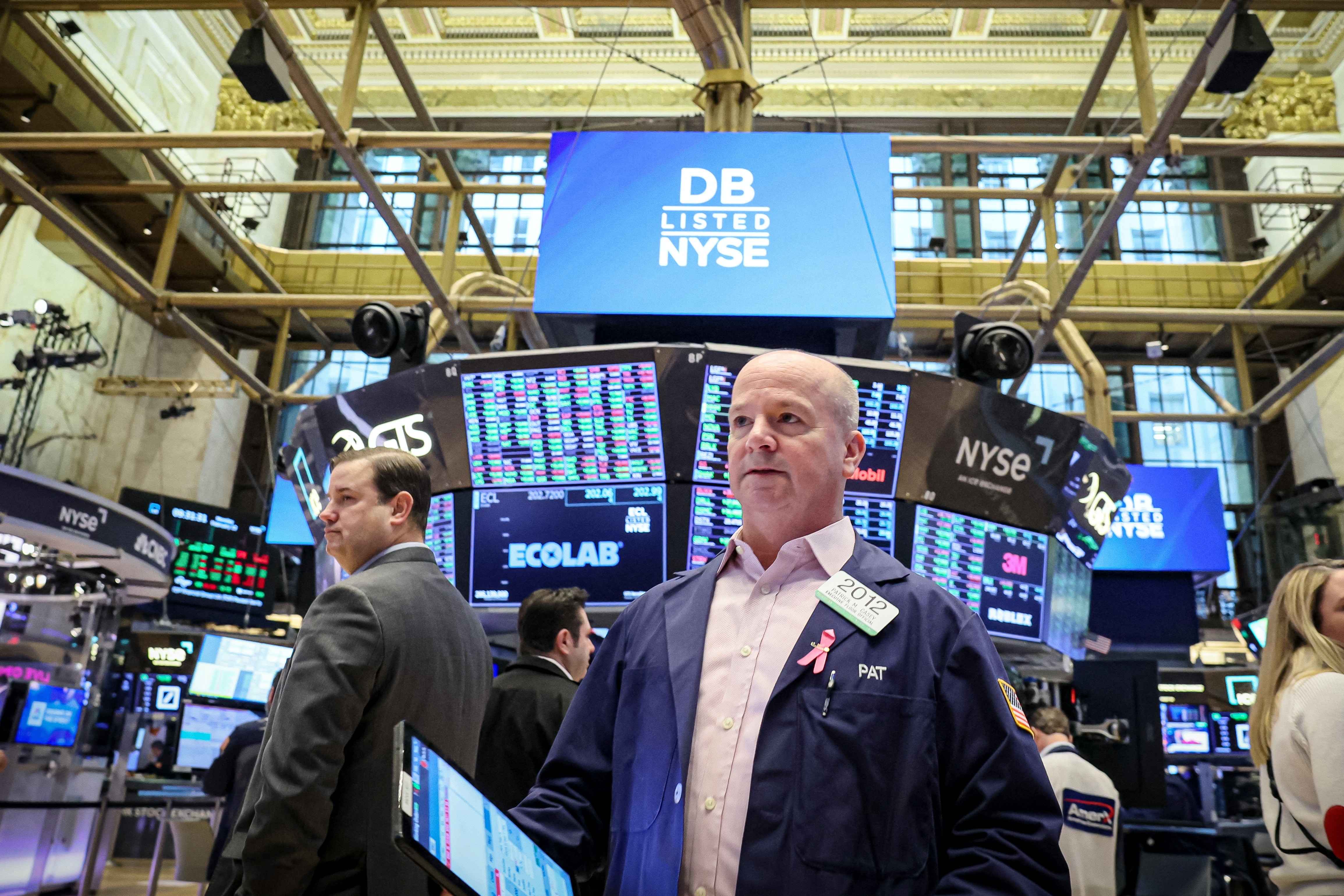 2024年2月12日，交易員在美國紐約市紐約證券交易所(NYSE)的交易大廳內工作。（Reuters）